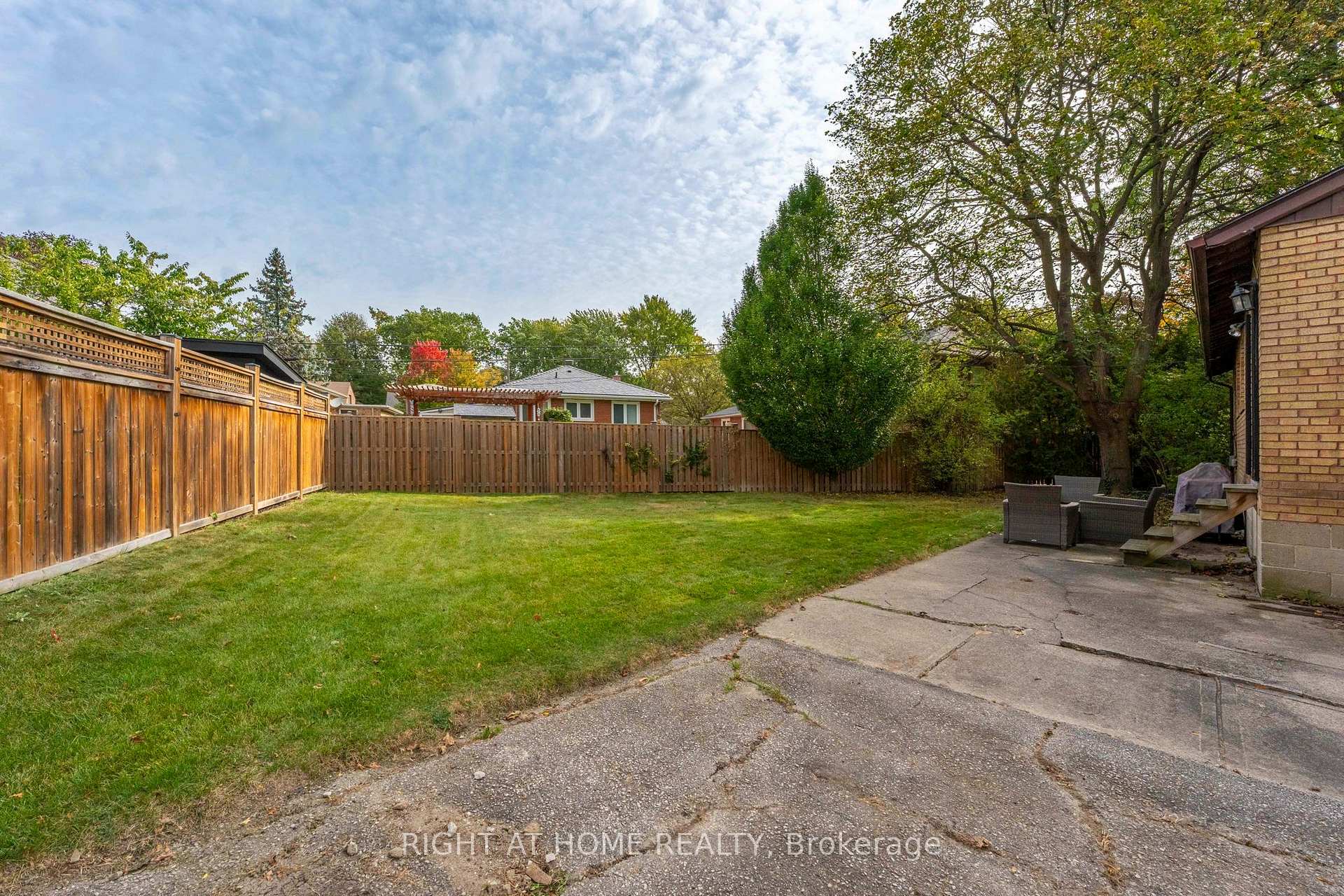 Photo 5 of 9 Appledale Road, Etobicoke, Princess-Rosethorn — HOMEH