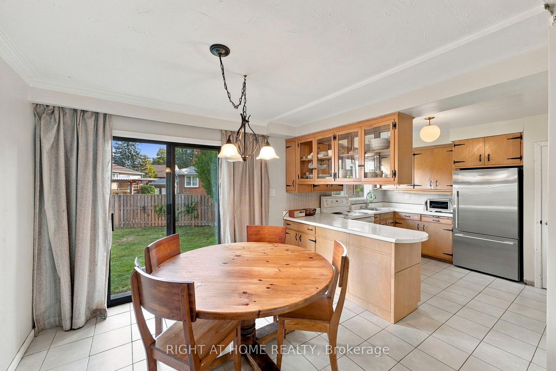 Photo 18 of 9 Appledale Road, Etobicoke, Princess-Rosethorn — HOMEH