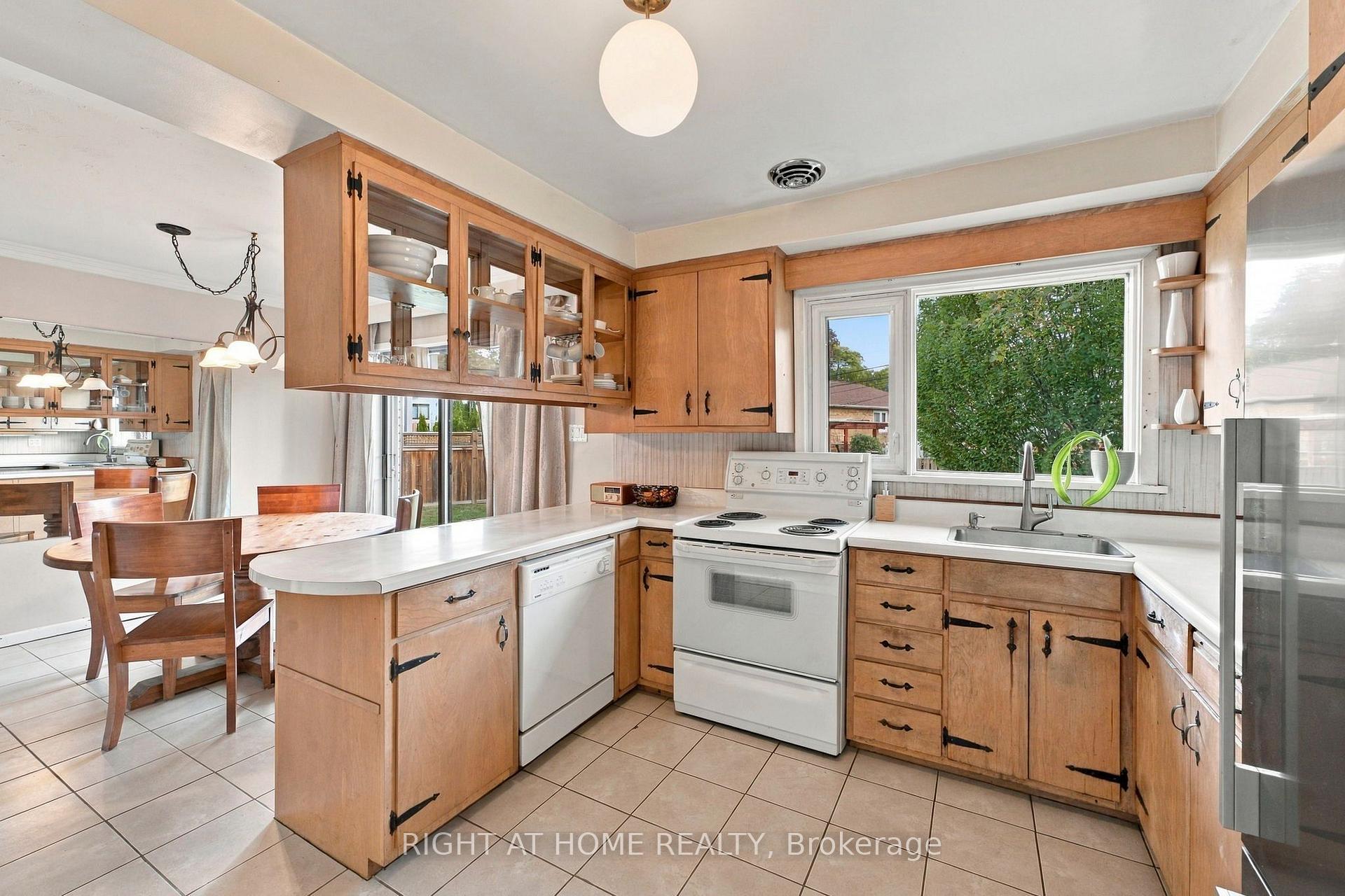 Photo 19 of 9 Appledale Road, Etobicoke, Princess-Rosethorn — HOMEH