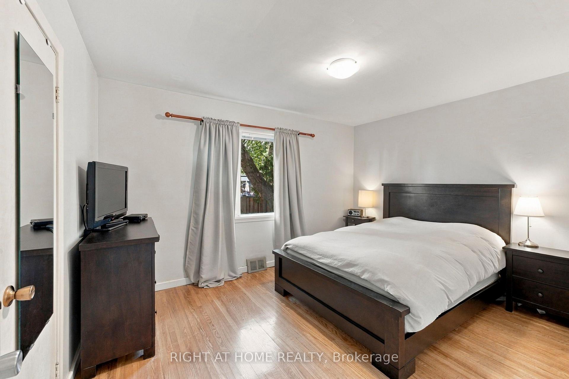Photo 21 of 9 Appledale Road, Etobicoke, Princess-Rosethorn — HOMEH