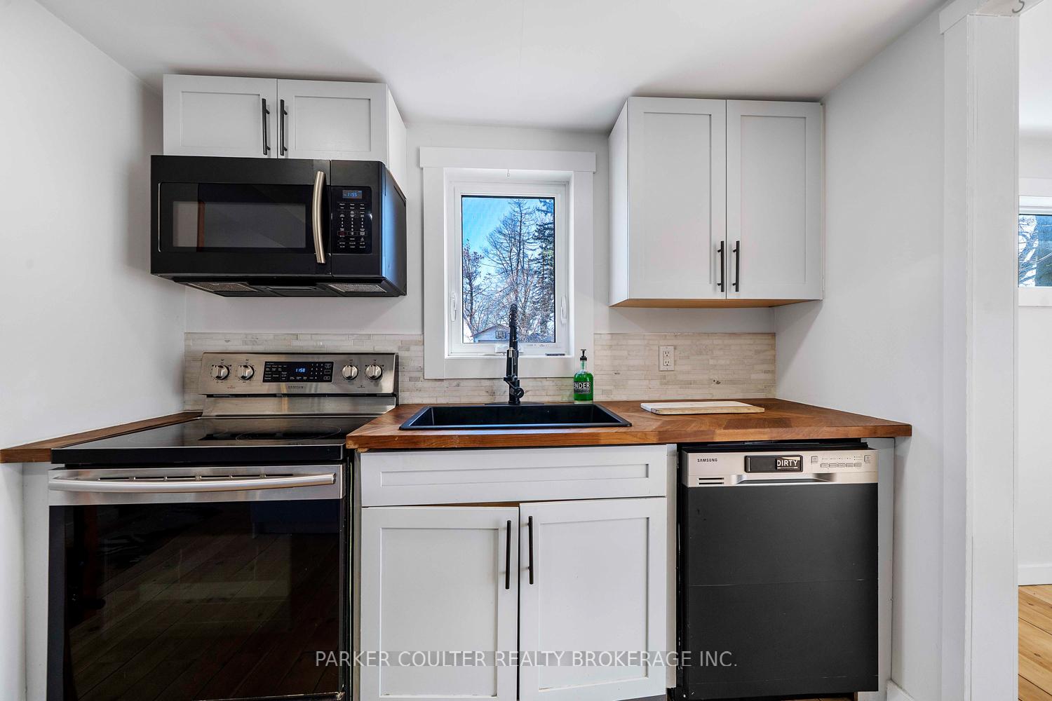 Photo 6 of 160 Duckworth Street, Barrie, Codrington — HOMEH