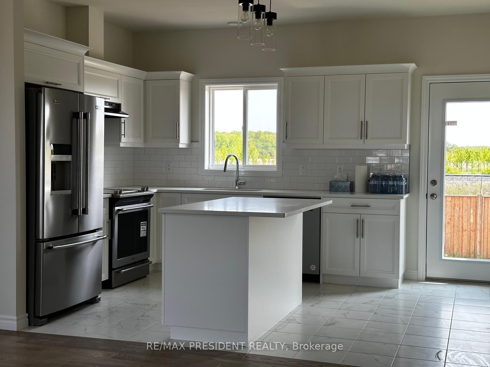 Photo 2 of 1075 Aspen Ridge Crescent, Lakeshore, Emeryville — HOMEH