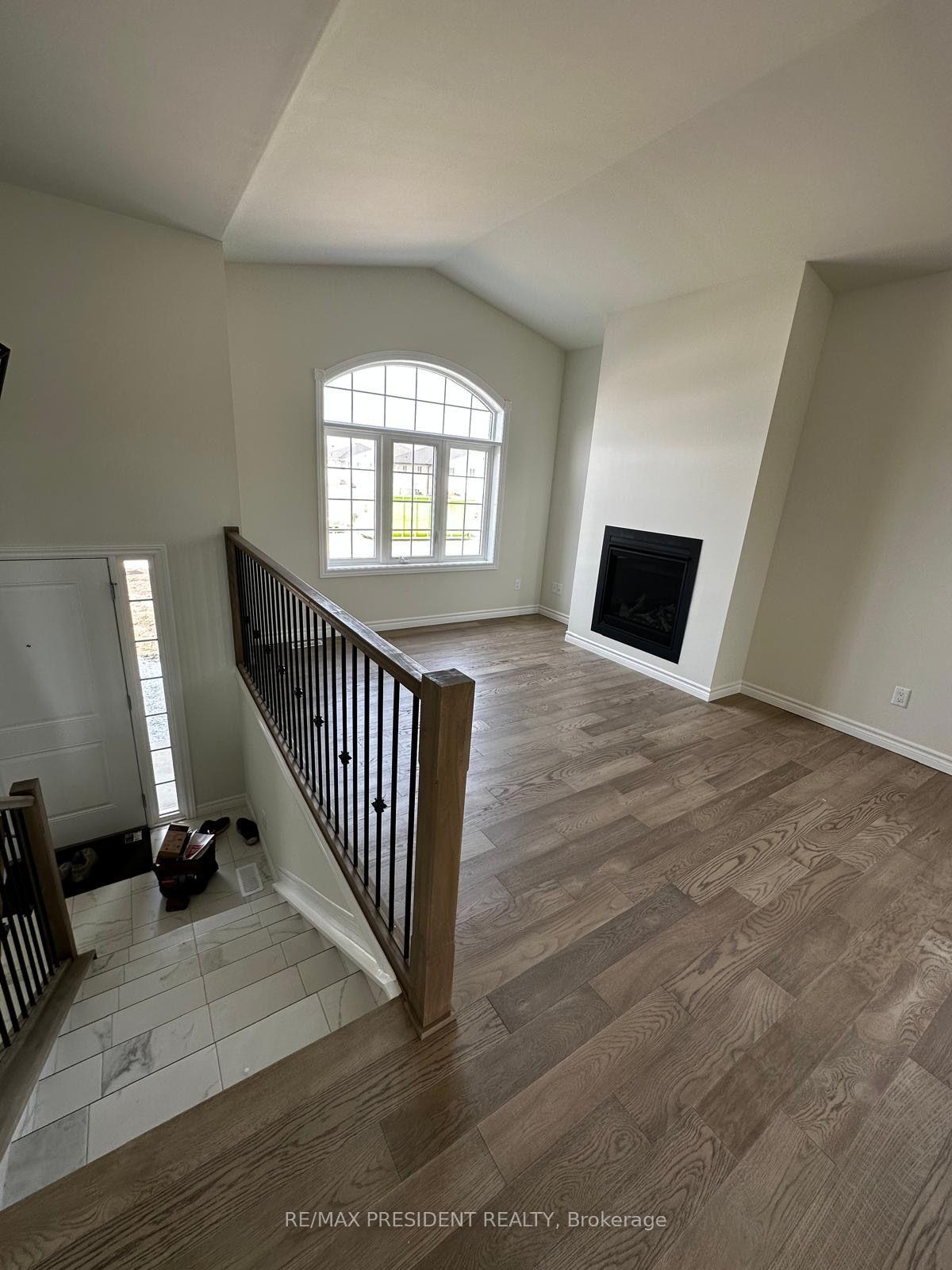 Photo 4 of 1075 Aspen Ridge Crescent, Lakeshore, Emeryville — HOMEH