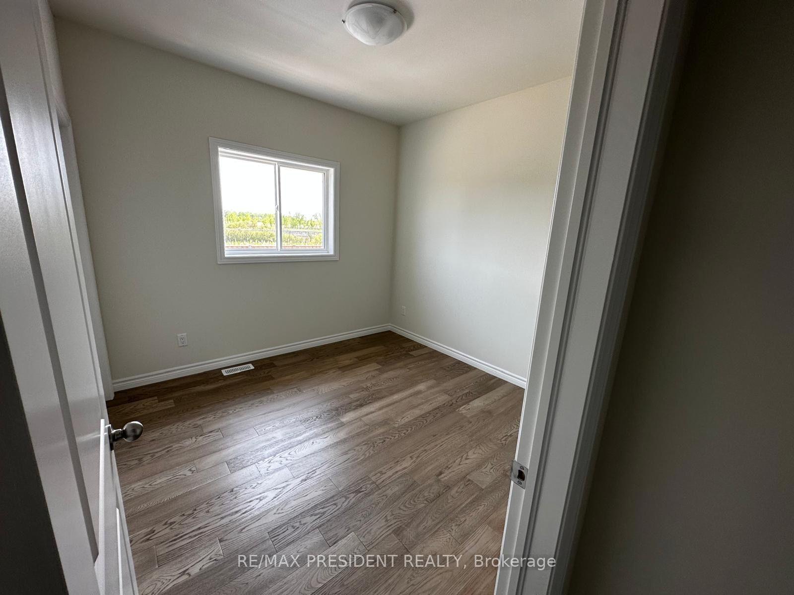 Photo 10 of 1075 Aspen Ridge Crescent, Lakeshore, Emeryville — HOMEH
