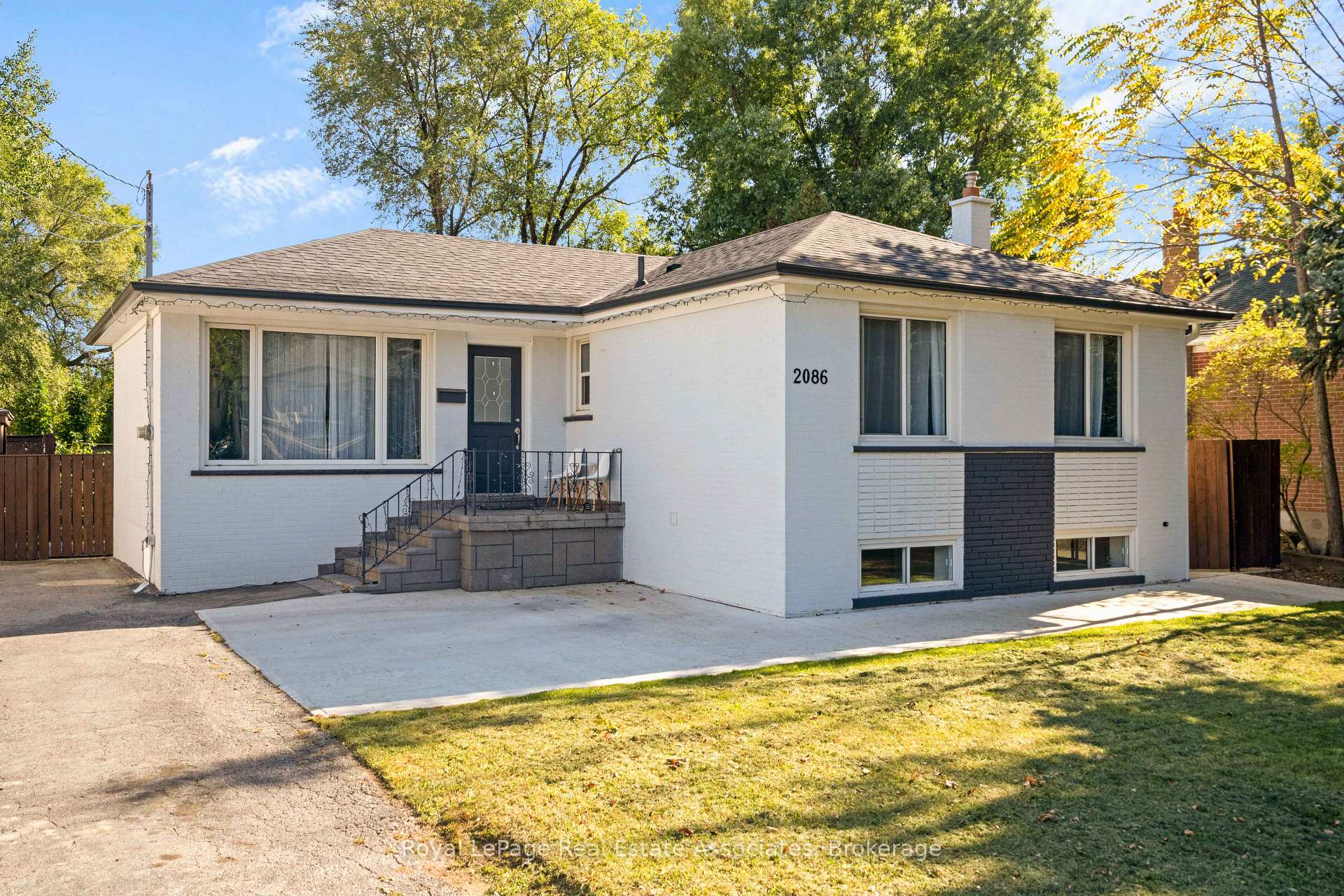 Photo 2 of 2086 Bridge Road, Oakville, West — HOMEH
