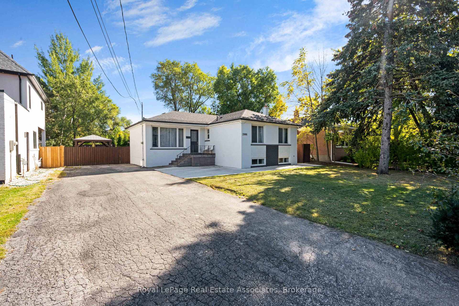 Photo 3 of 2086 Bridge Road, Oakville, West — HOMEH
