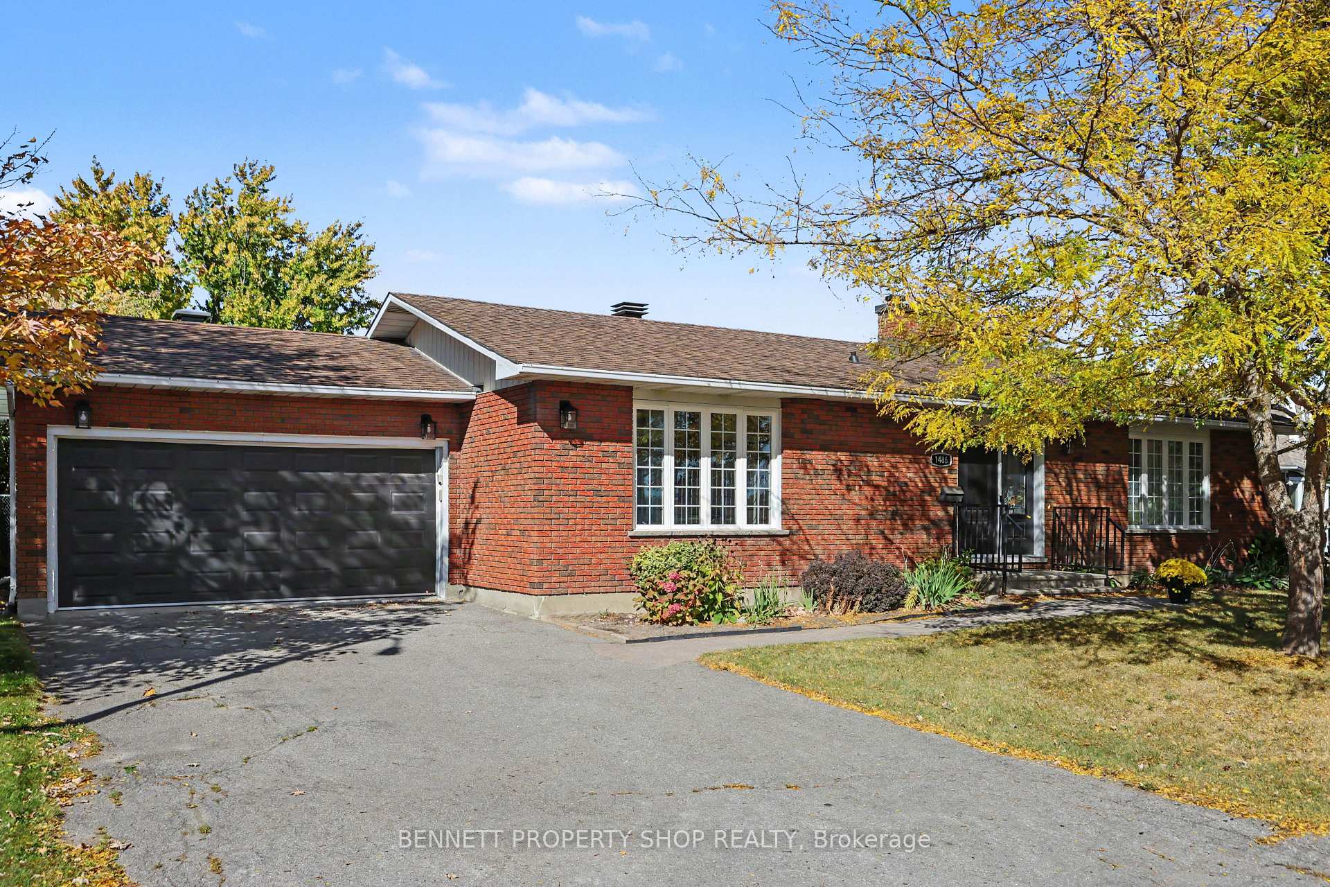 Photo 2 of 1486 Ridgebrook Drive, Ottawa, Pineview — HOMEH