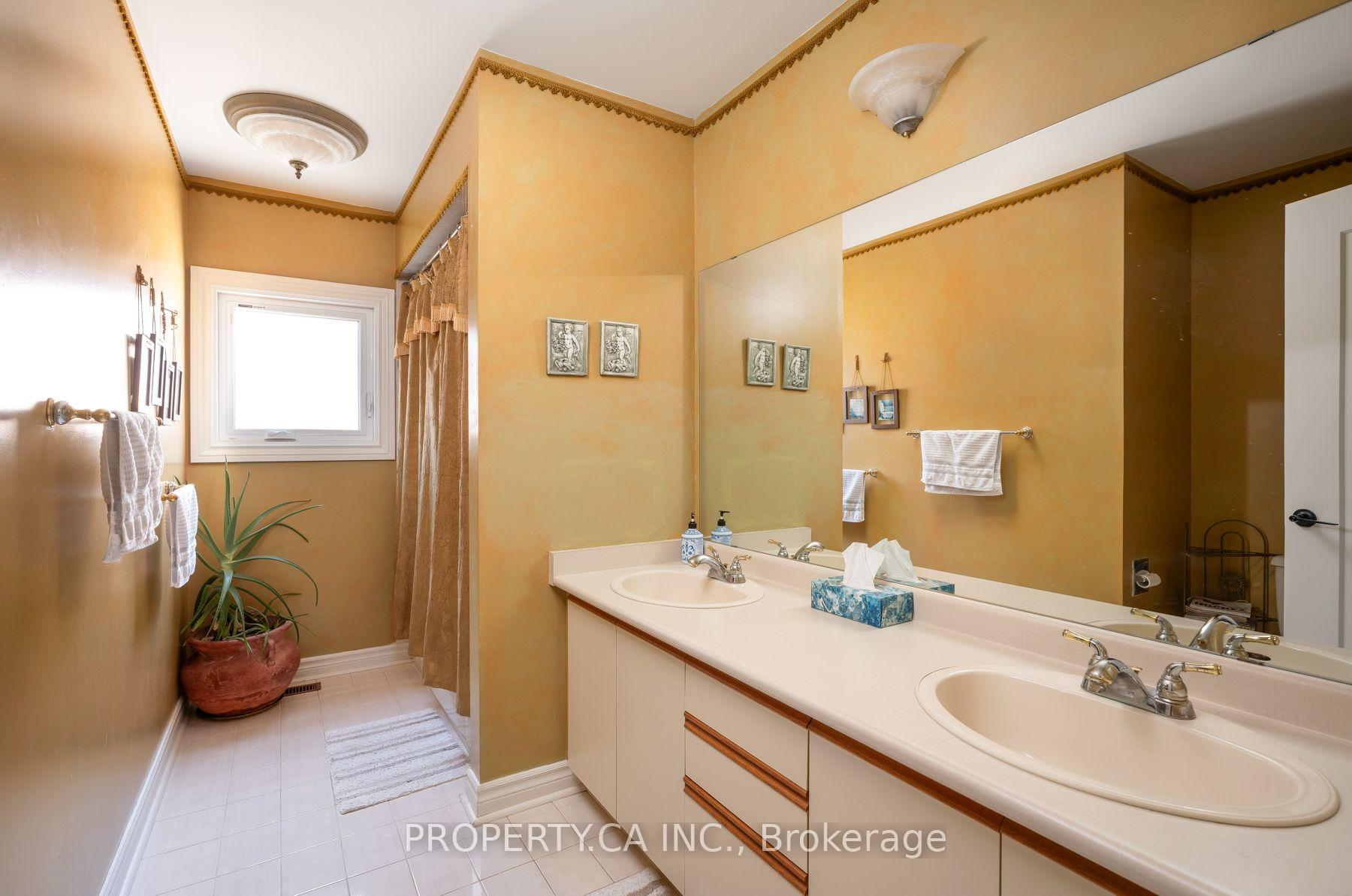 Photo 31 of 72 Devonsleigh Boulevard, Richmond Hill, Devonsleigh — HOMEH