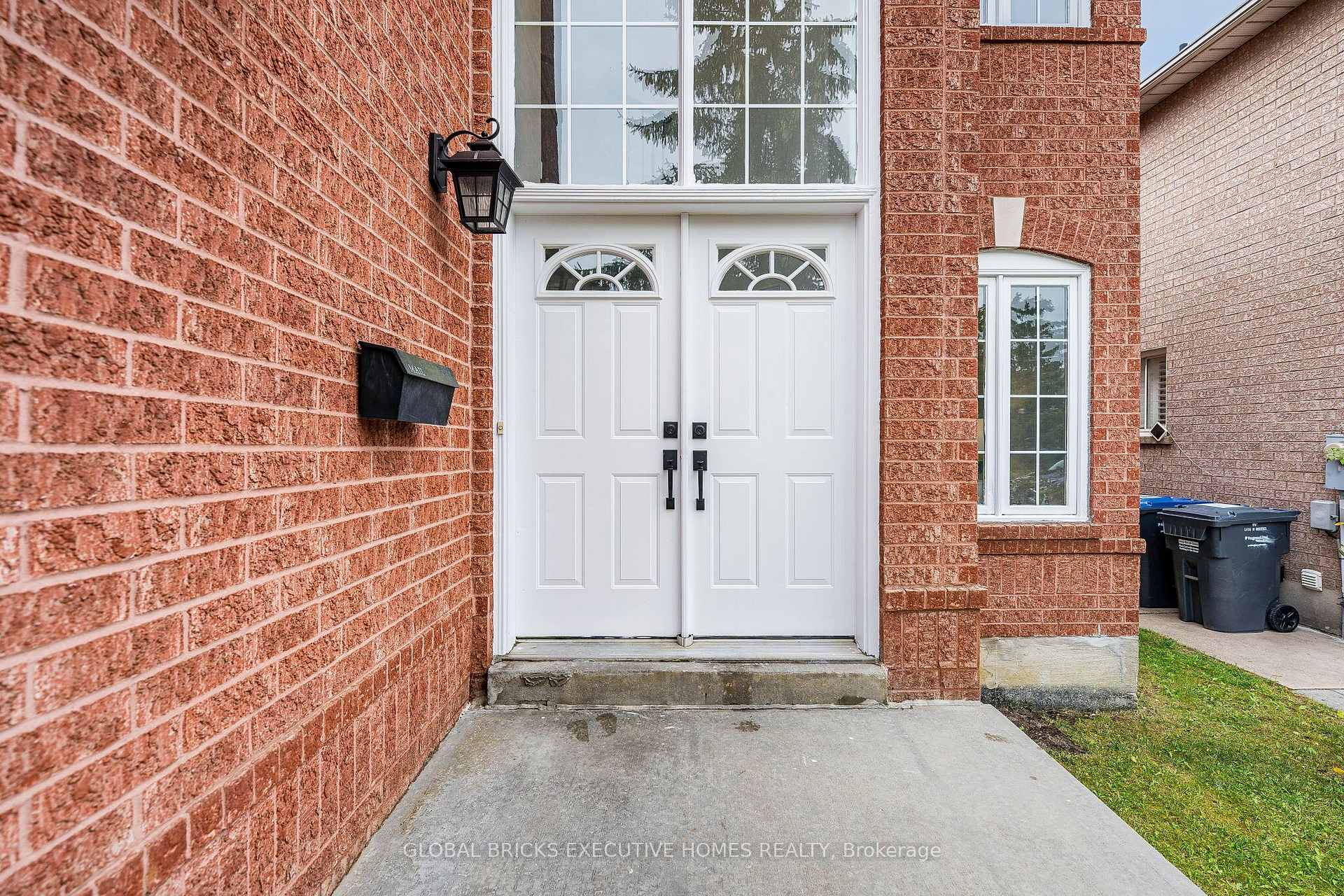 Photo 4 of 6348 Newcombe Drive, Mississauga, East Credit — HOMEH