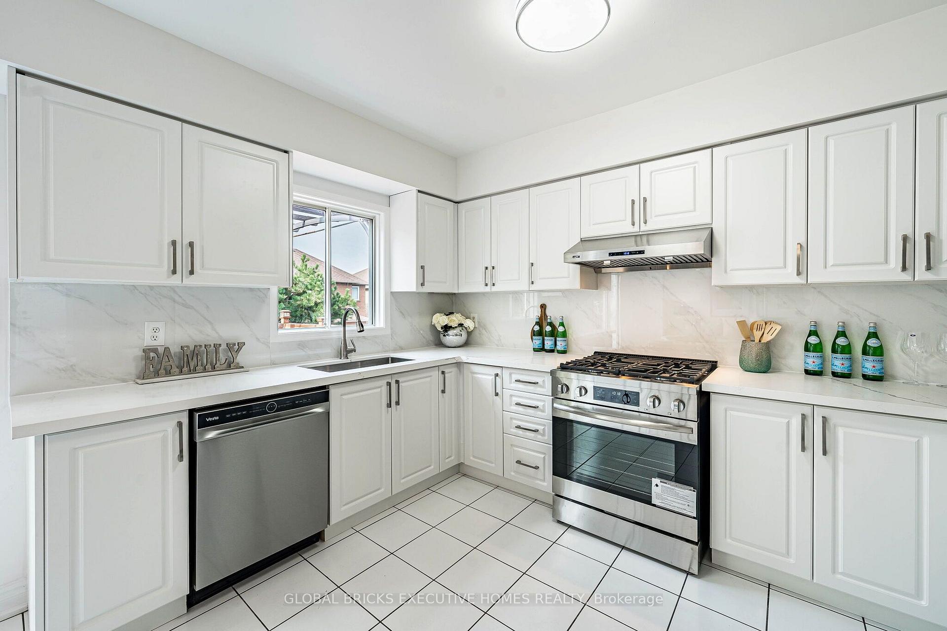 Photo 10 of 6348 Newcombe Drive, Mississauga, East Credit — HOMEH