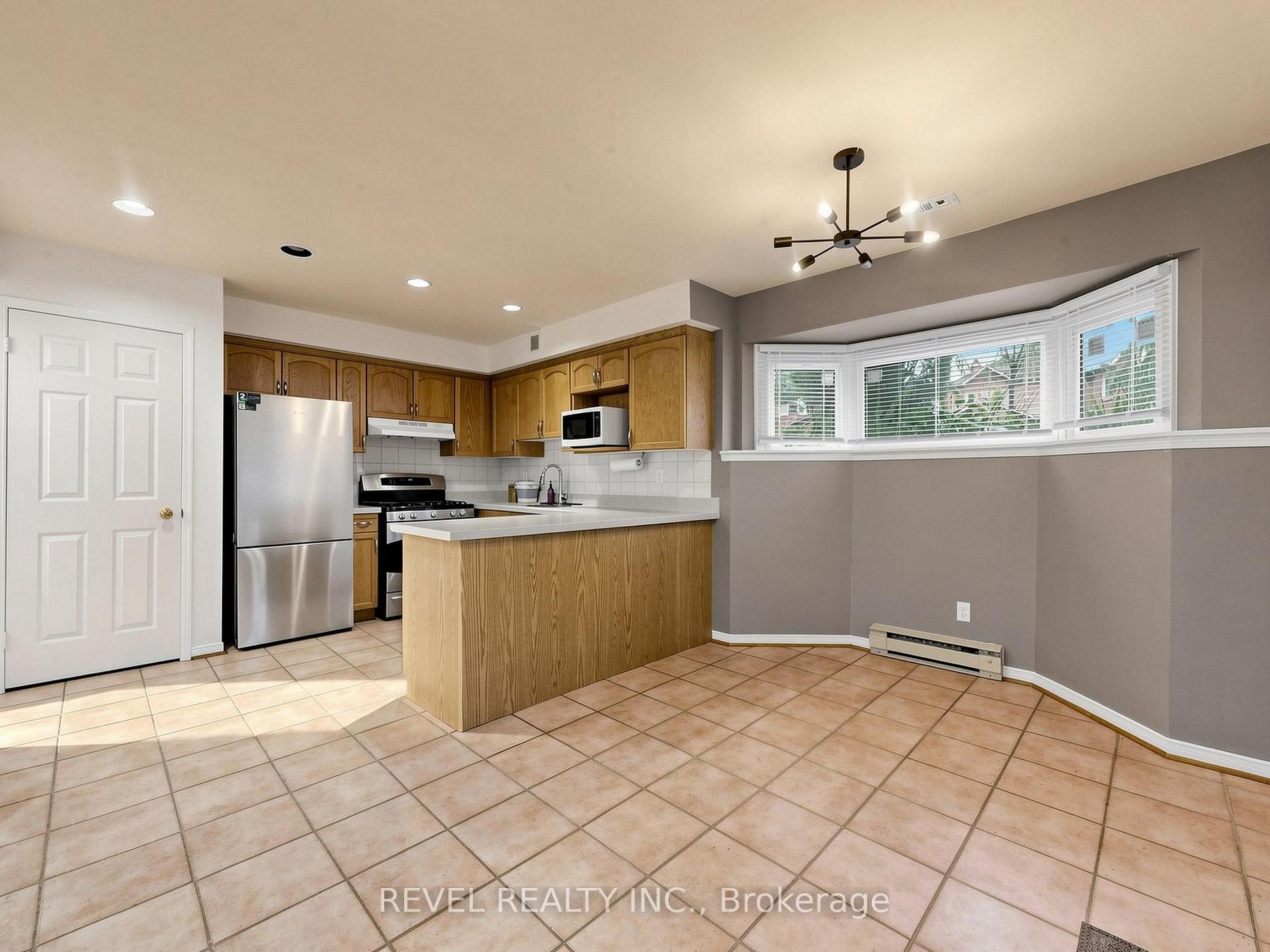 Photo 5 of Unit Lower, 831 Regal Crescent, Pickering, Dunbarton — HOMEH