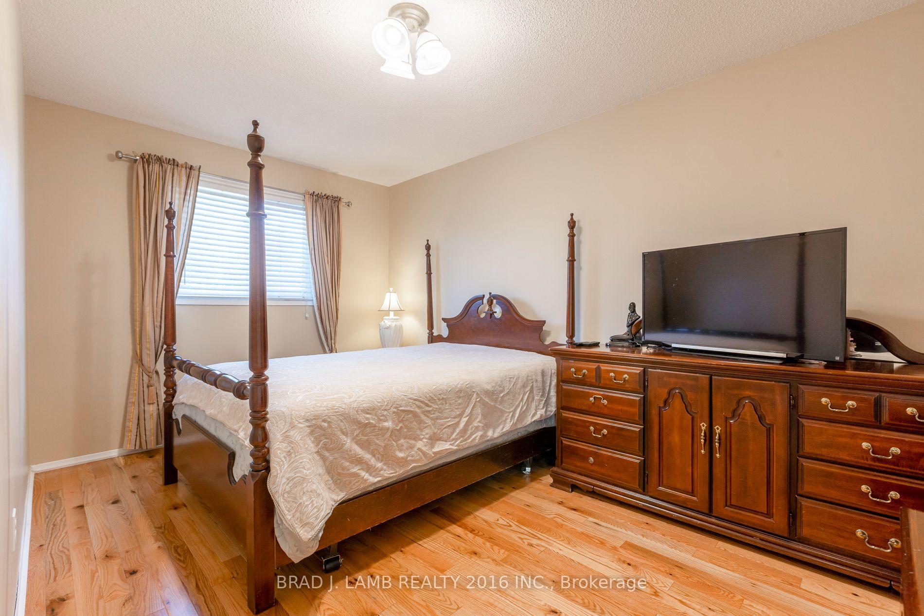 Photo 6 of 8 Burnley Place, Brampton, Heart Lake West — HOMEH