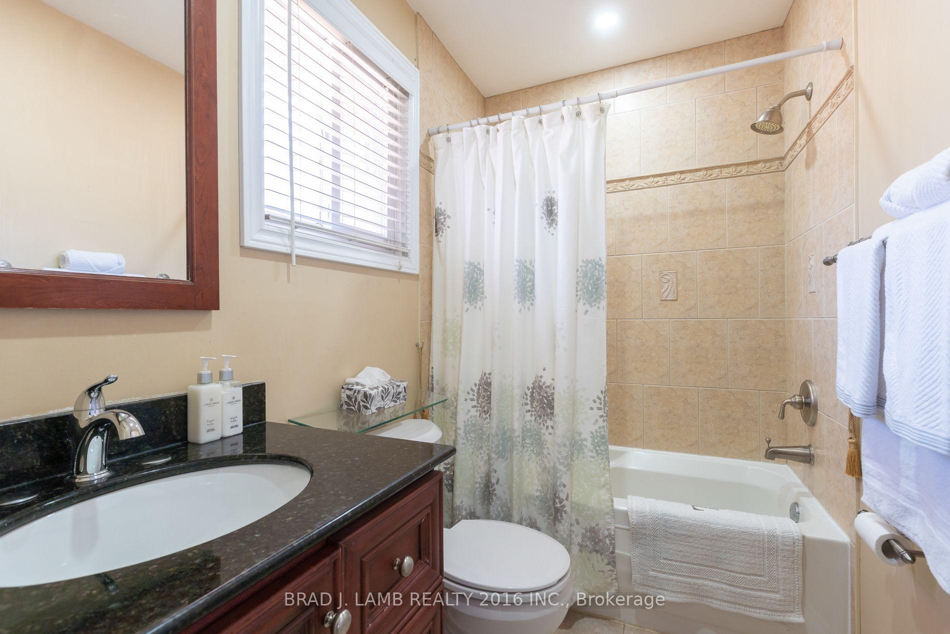 Photo 9 of 8 Burnley Place, Brampton, Heart Lake West — HOMEH