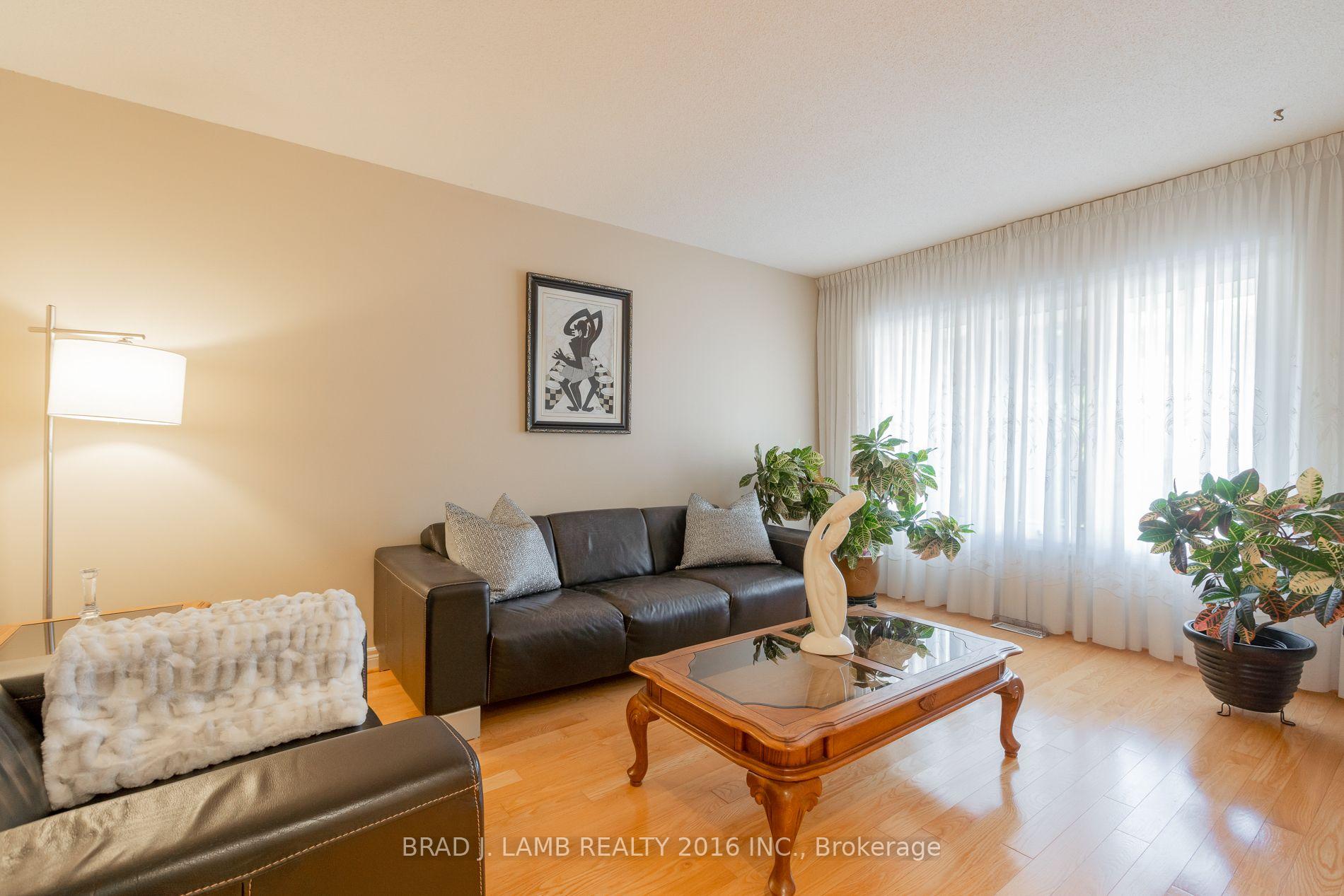 Photo 11 of 8 Burnley Place, Brampton, Heart Lake West — HOMEH