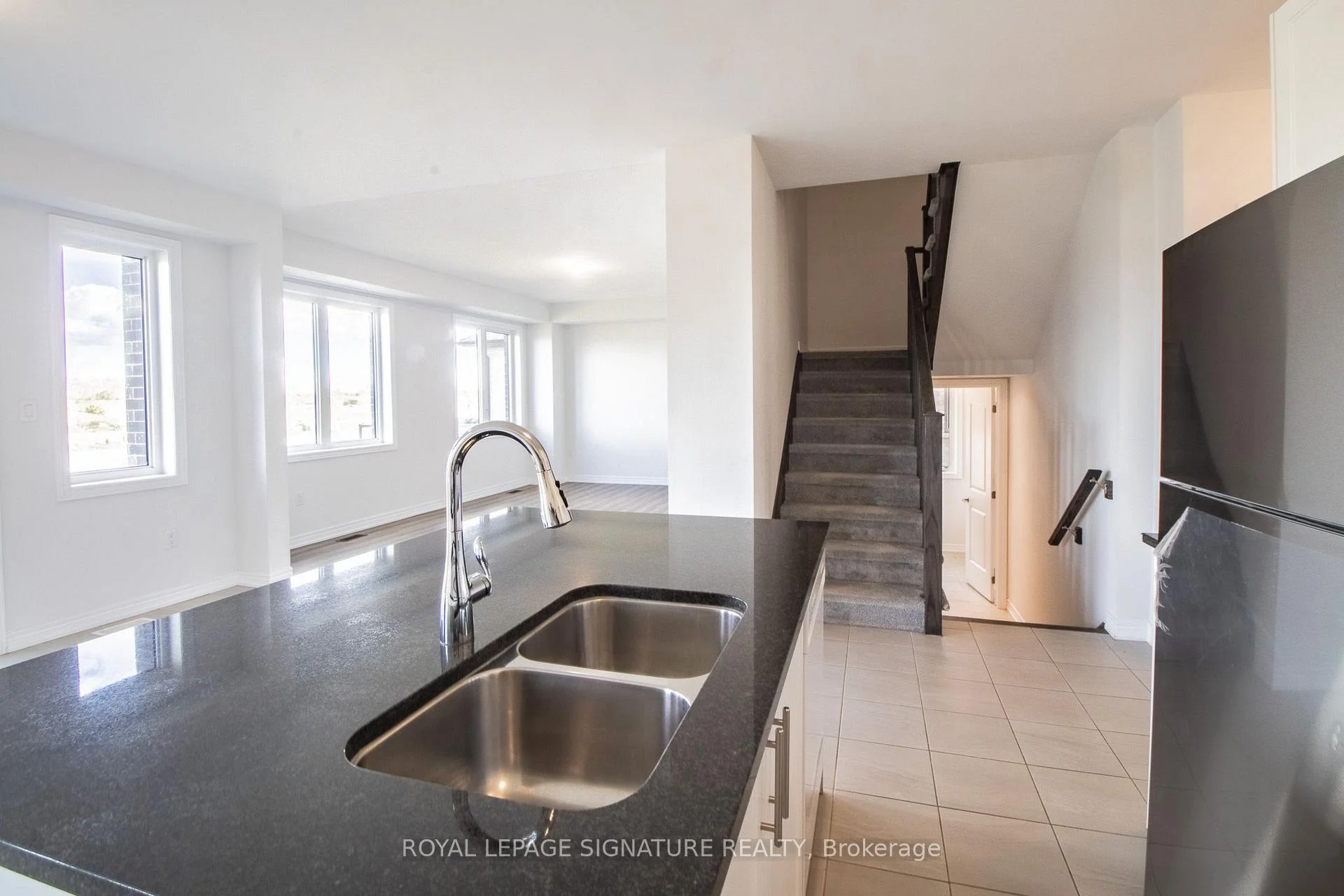 Photo 8 of 96 Shoreview Drive, Welland, Hwy 406/Welland — HOMEH