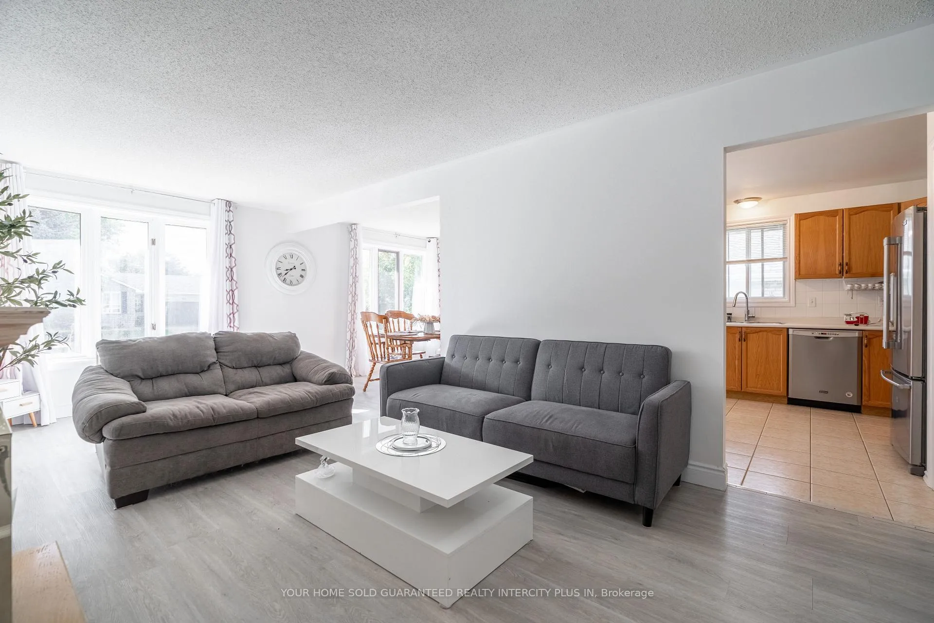 Photo 4 of 19 Windsor Drive, Brant, South Dumfries — HOMEH