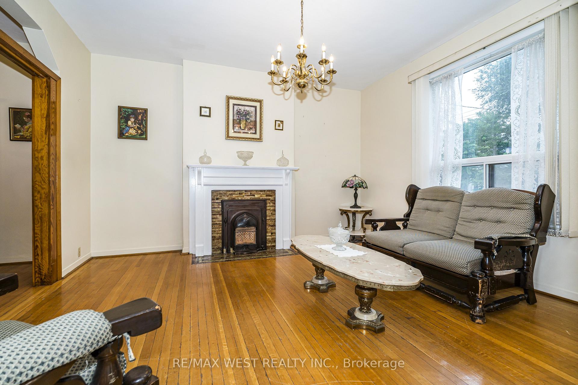Photo 4 of 257 Delaware Avenue, Toronto, Dovercourt-Wallace Emerson-Junction — HOMEH