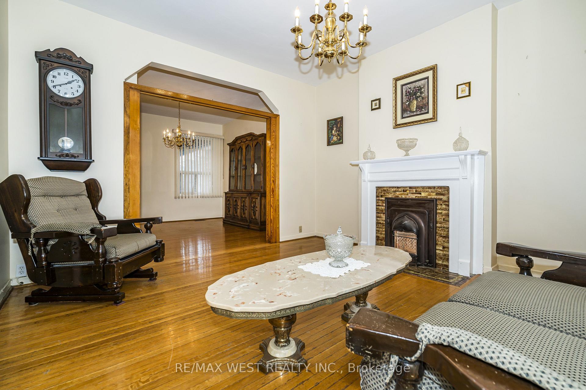 Photo 5 of 257 Delaware Avenue, Toronto, Dovercourt-Wallace Emerson-Junction — HOMEH