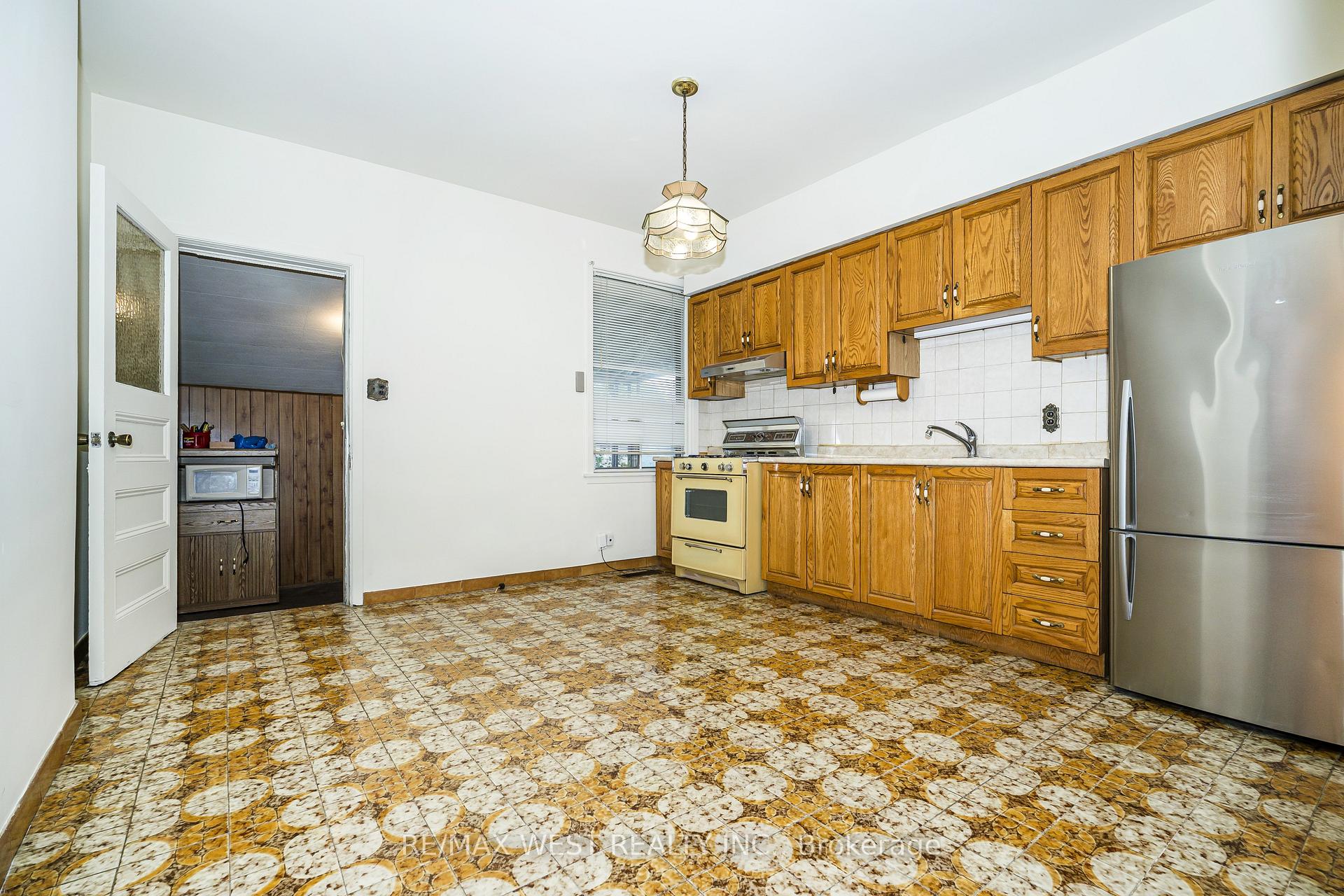 Photo 7 of 257 Delaware Avenue, Toronto, Dovercourt-Wallace Emerson-Junction — HOMEH