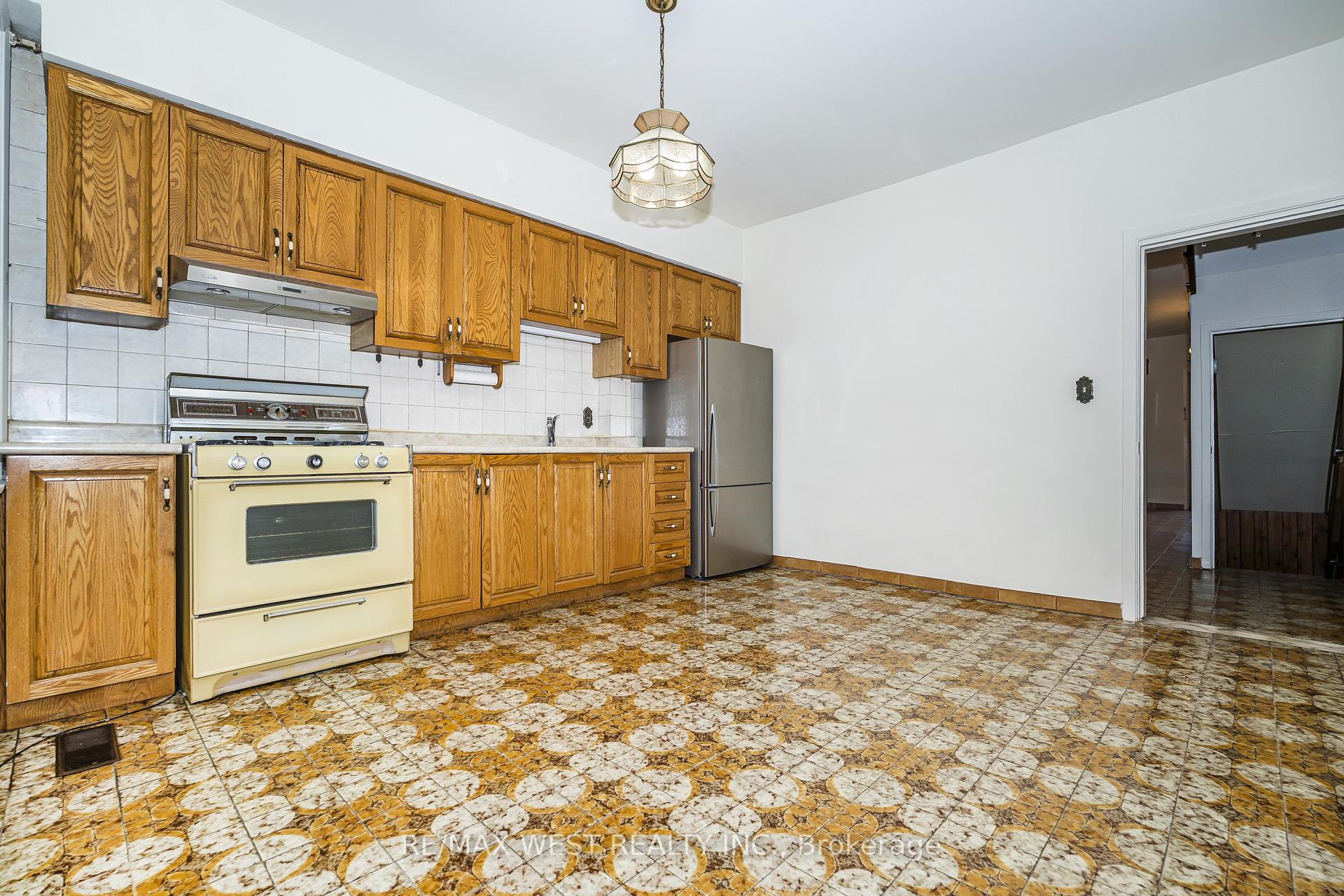 Photo 8 of 257 Delaware Avenue, Toronto, Dovercourt-Wallace Emerson-Junction — HOMEH