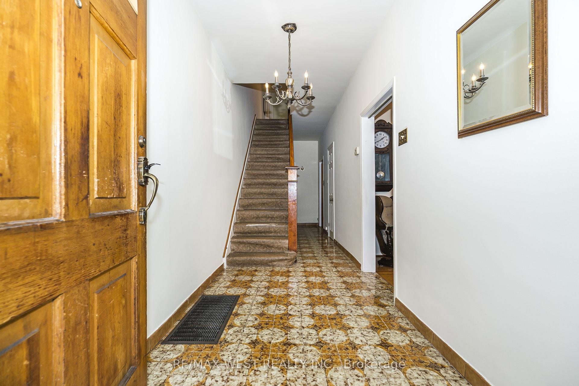 Photo 10 of 257 Delaware Avenue, Toronto, Dovercourt-Wallace Emerson-Junction — HOMEH
