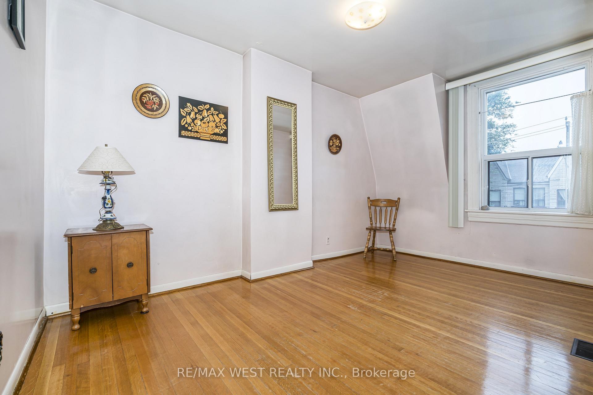 Photo 15 of 257 Delaware Avenue, Toronto, Dovercourt-Wallace Emerson-Junction — HOMEH