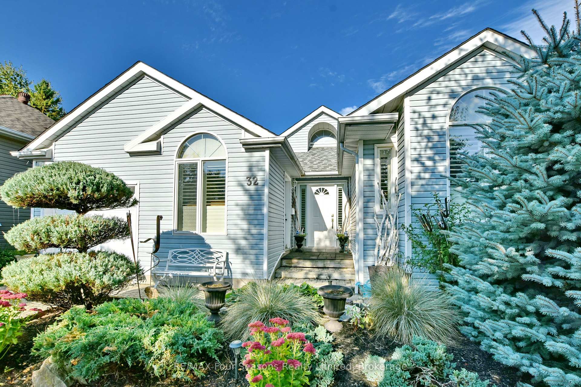 Photo 2 of 32 Nettleton Court, Collingwood — HOMEH
