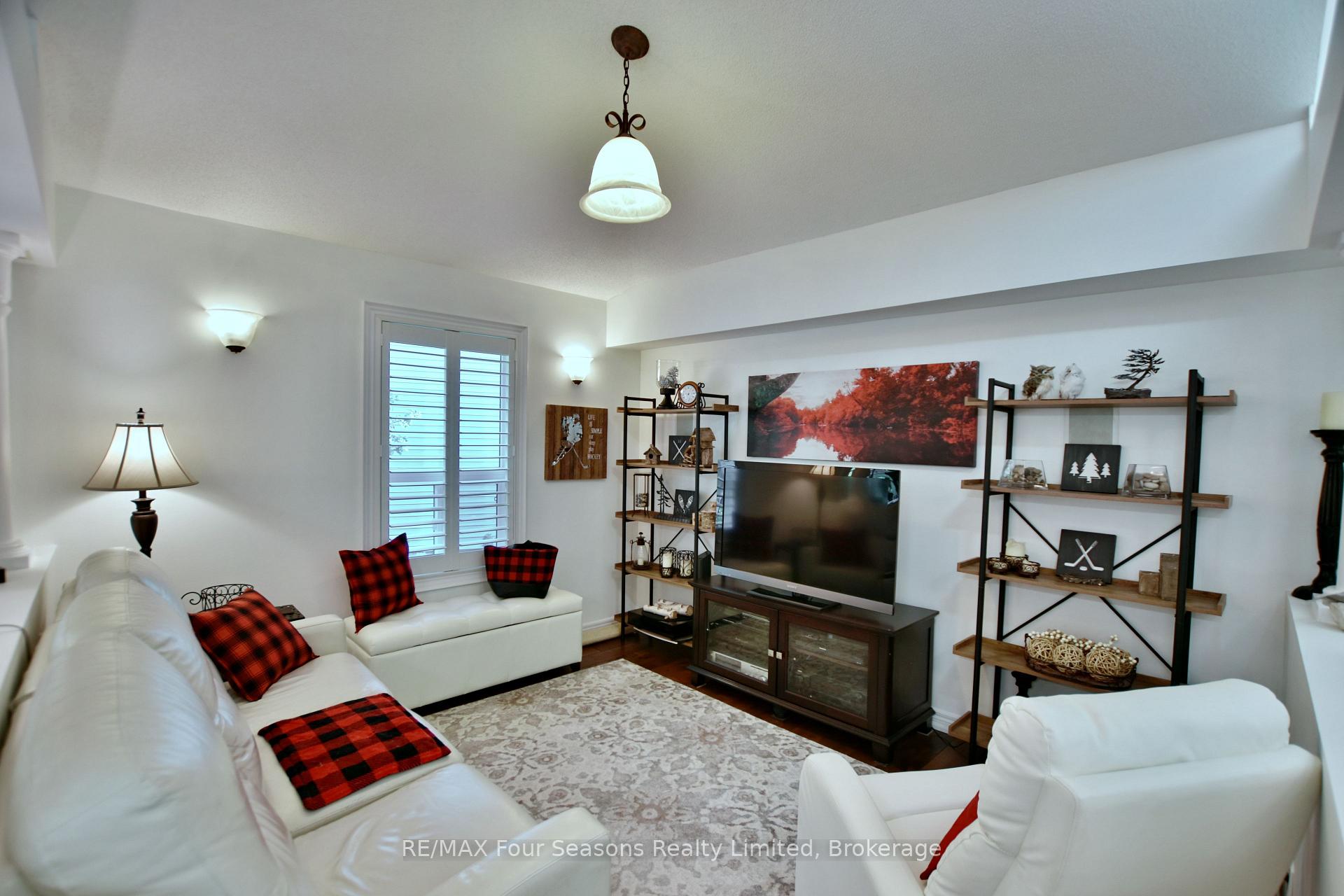 Photo 12 of 32 Nettleton Court, Collingwood — HOMEH
