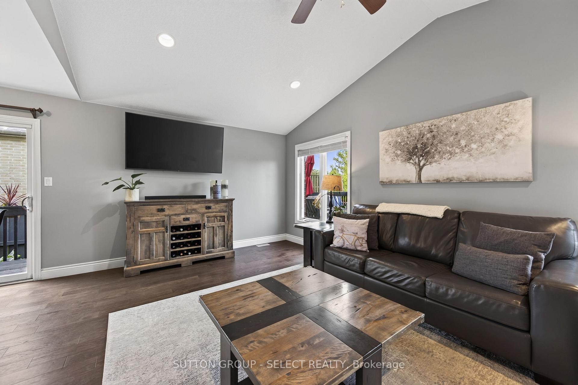 Photo 8 of 1706 Bayswater Crescent, London, North E — HOMEH