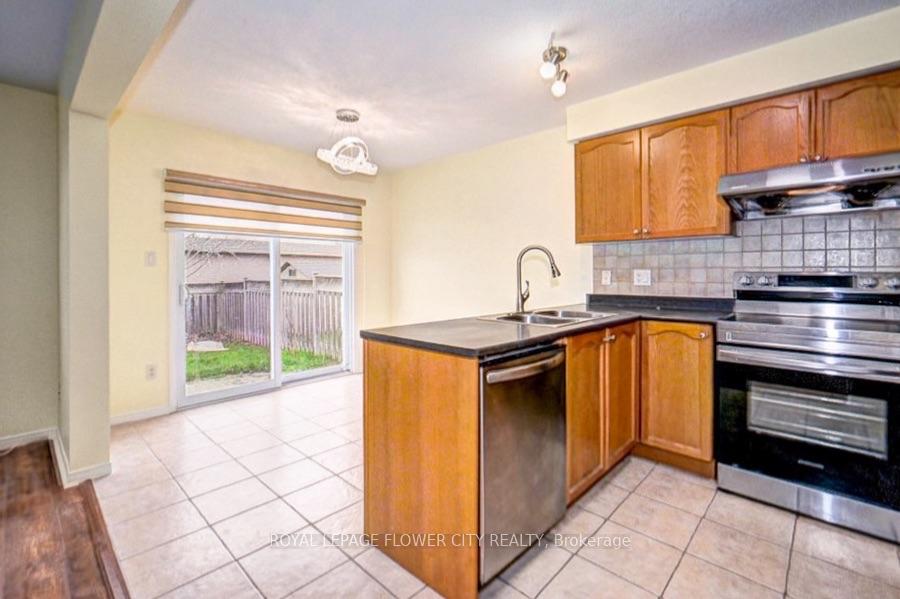 Photo 7 of 419 Tealby Crescent, Waterloo, Colonial Acres — HOMEH