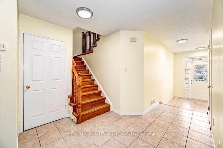 Photo 10 of 419 Tealby Crescent, Waterloo, Colonial Acres — HOMEH