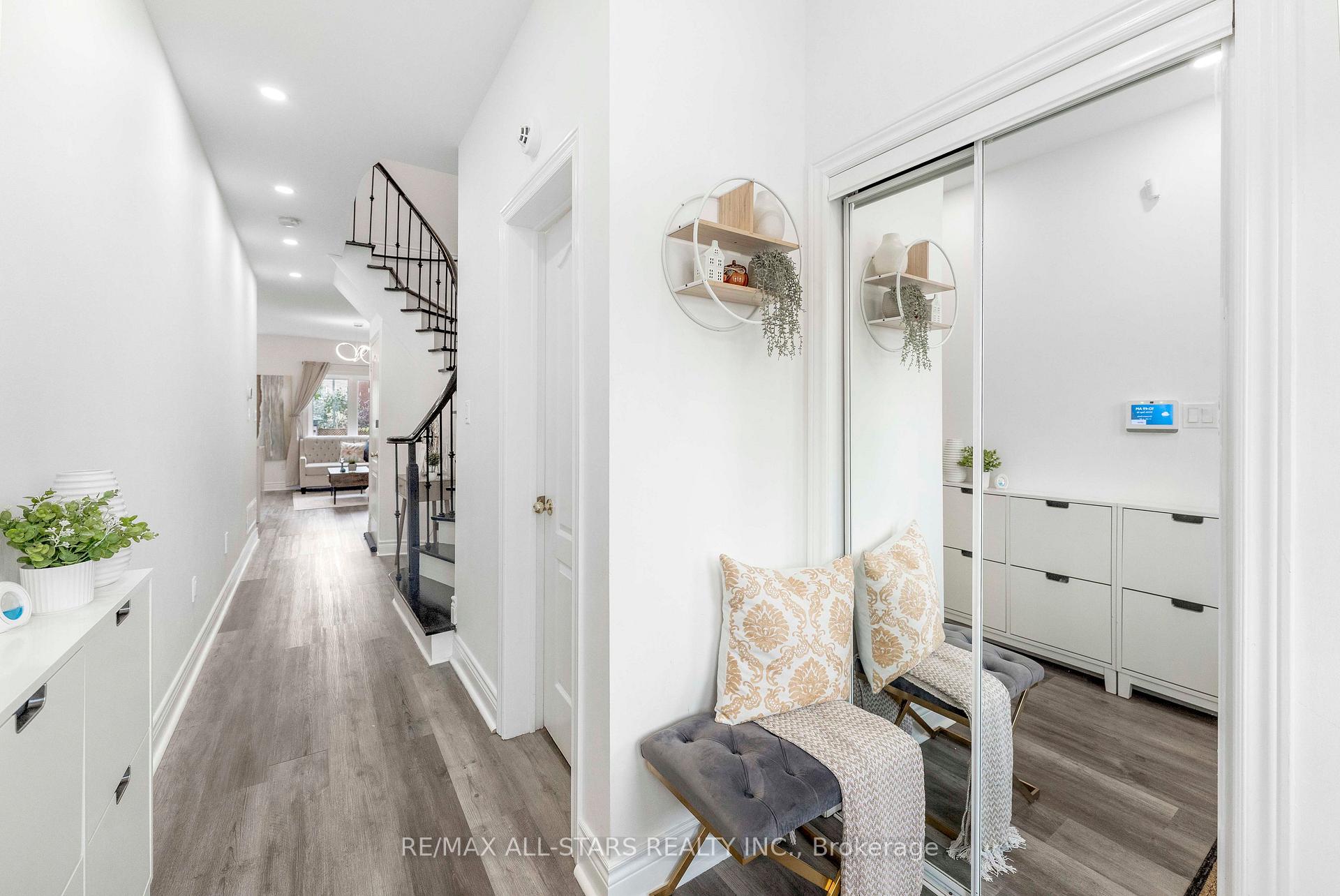 Photo 5 of 93 Arco Circle, Vaughan, Maple — HOMEH
