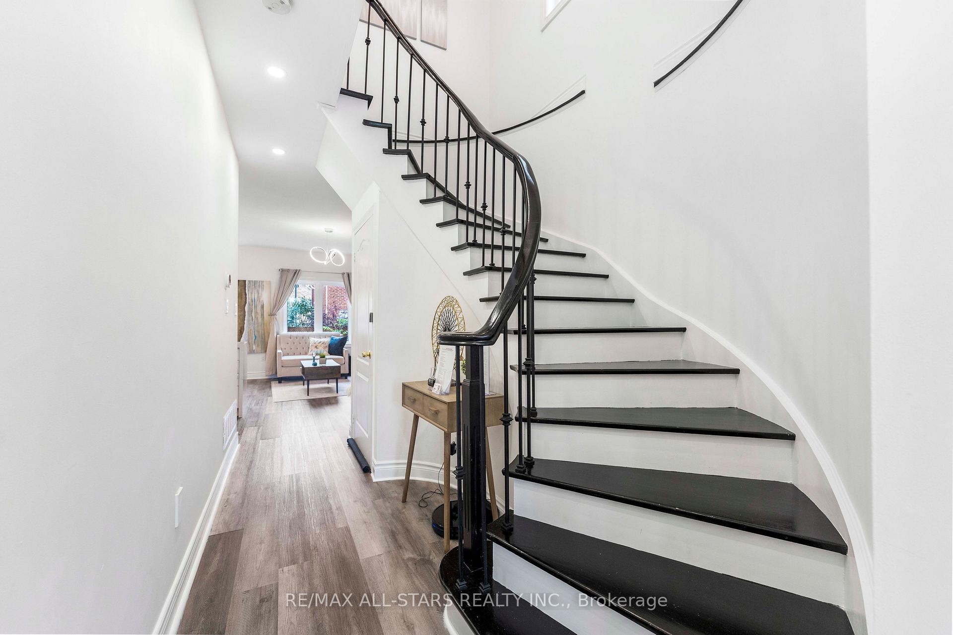 Photo 7 of 93 Arco Circle, Vaughan, Maple — HOMEH
