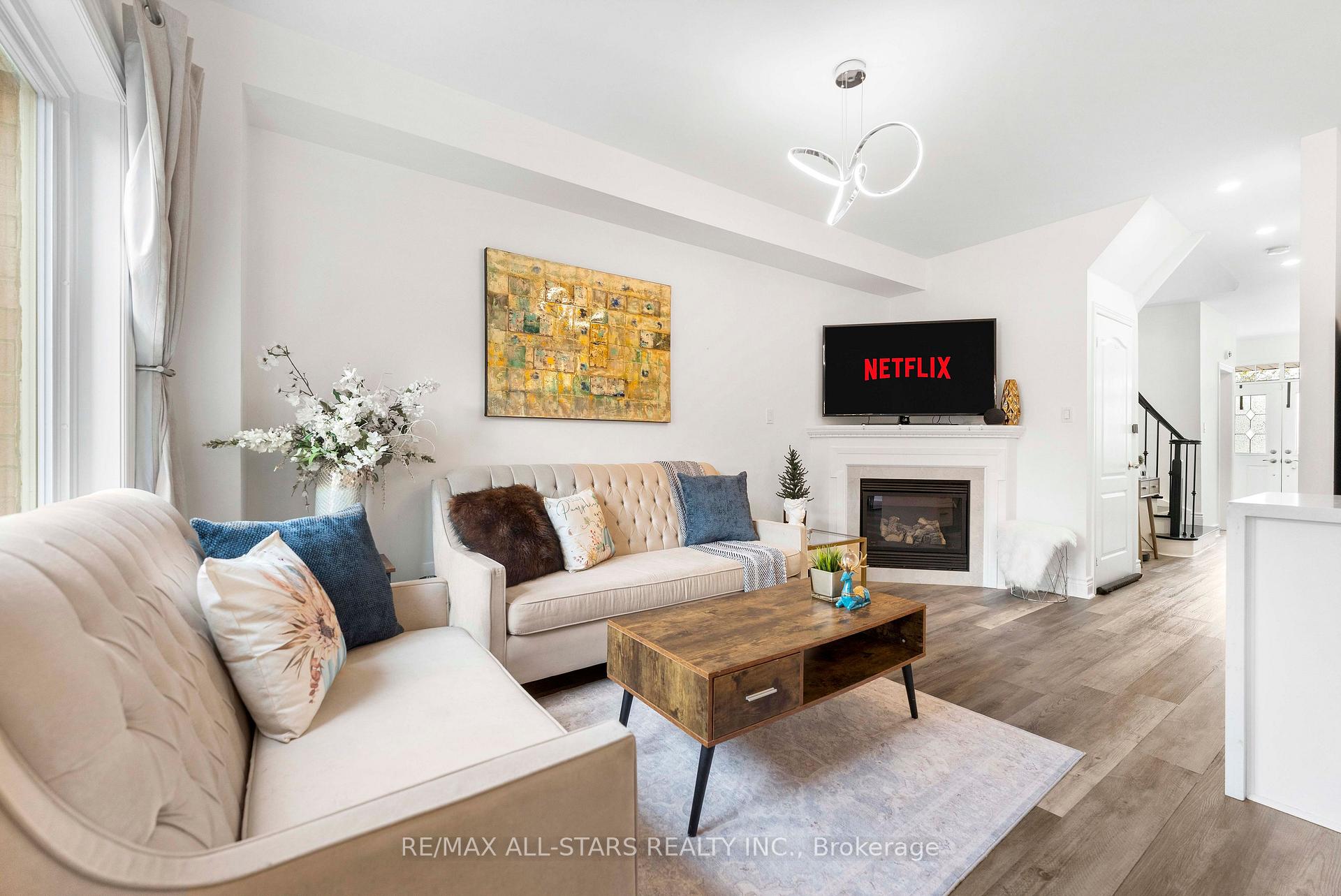 Photo 10 of 93 Arco Circle, Vaughan, Maple — HOMEH