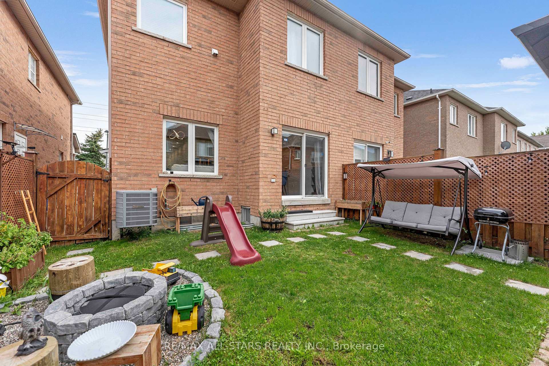 Photo 45 of 93 Arco Circle, Vaughan, Maple — HOMEH