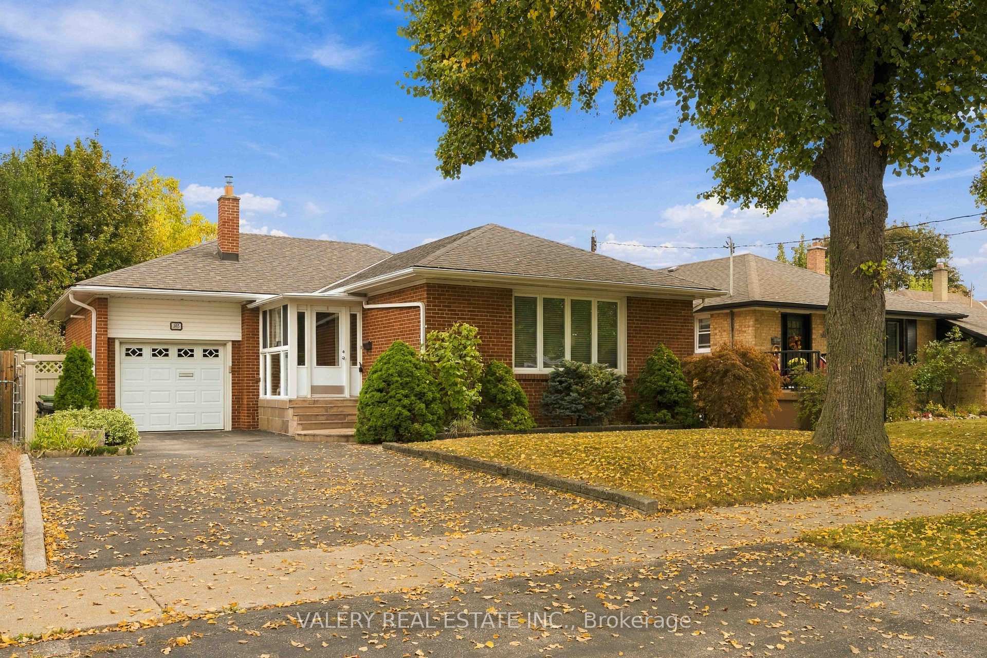 Photo 2 of 305 Renforth Drive, Etobicoke, Etobicoke West Mall — HOMEH