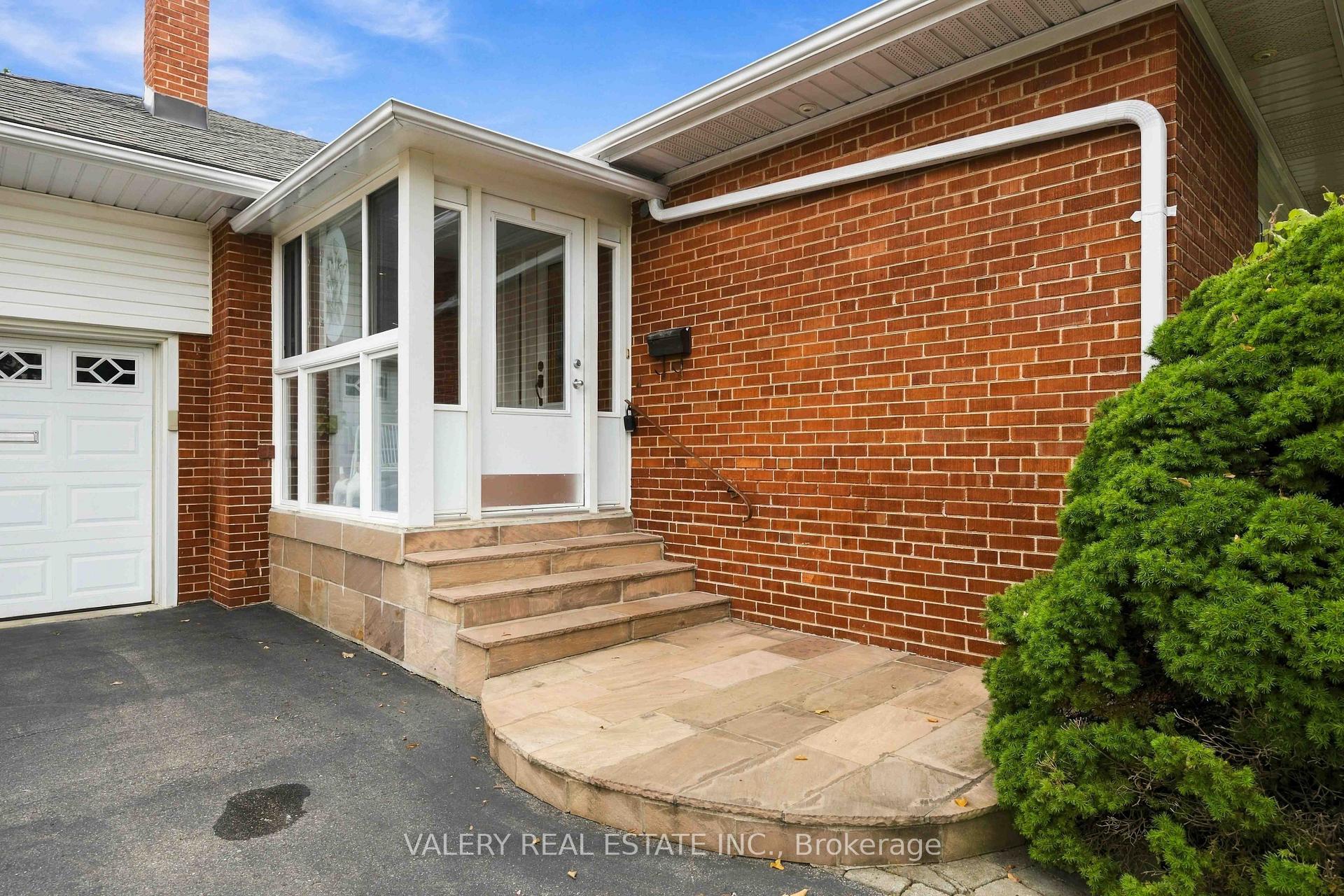 Photo 3 of 305 Renforth Drive, Etobicoke, Etobicoke West Mall — HOMEH