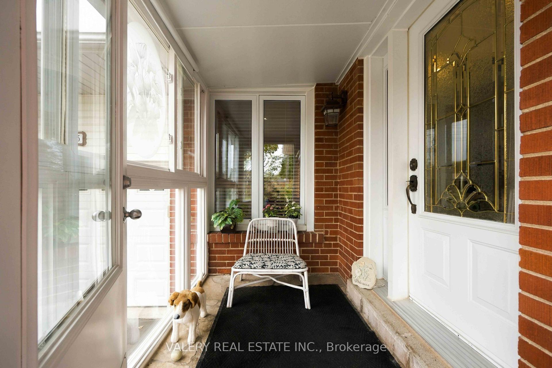 Photo 4 of 305 Renforth Drive, Etobicoke, Etobicoke West Mall — HOMEH