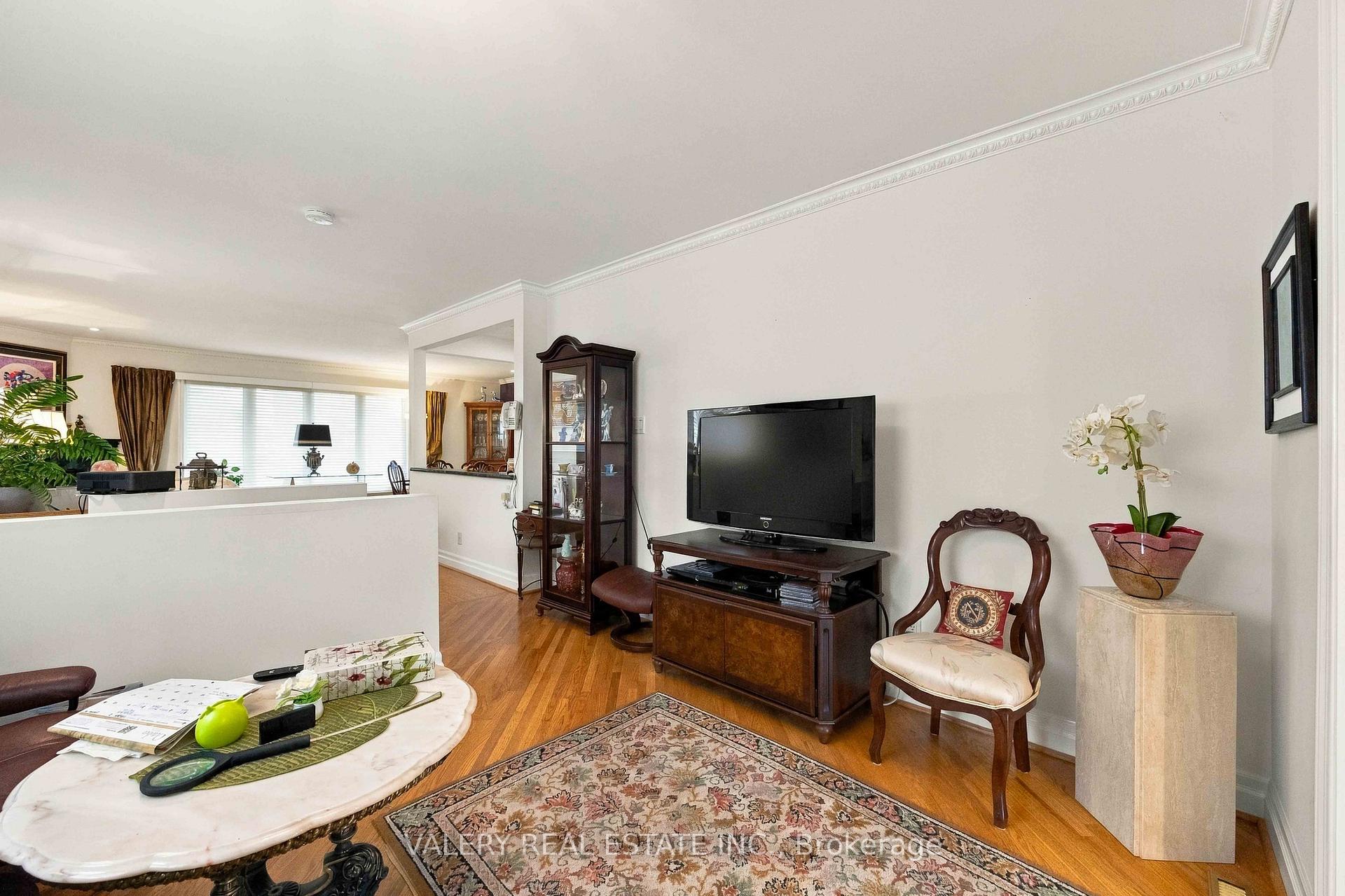Photo 10 of 305 Renforth Drive, Etobicoke, Etobicoke West Mall — HOMEH