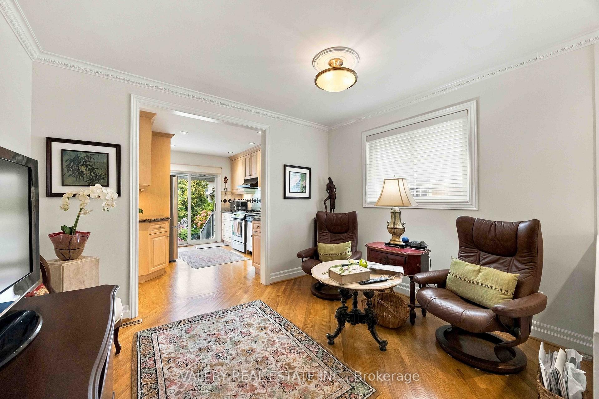 Photo 11 of 305 Renforth Drive, Etobicoke, Etobicoke West Mall — HOMEH