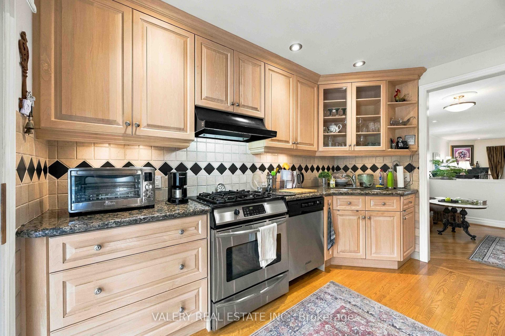 Photo 13 of 305 Renforth Drive, Etobicoke, Etobicoke West Mall — HOMEH