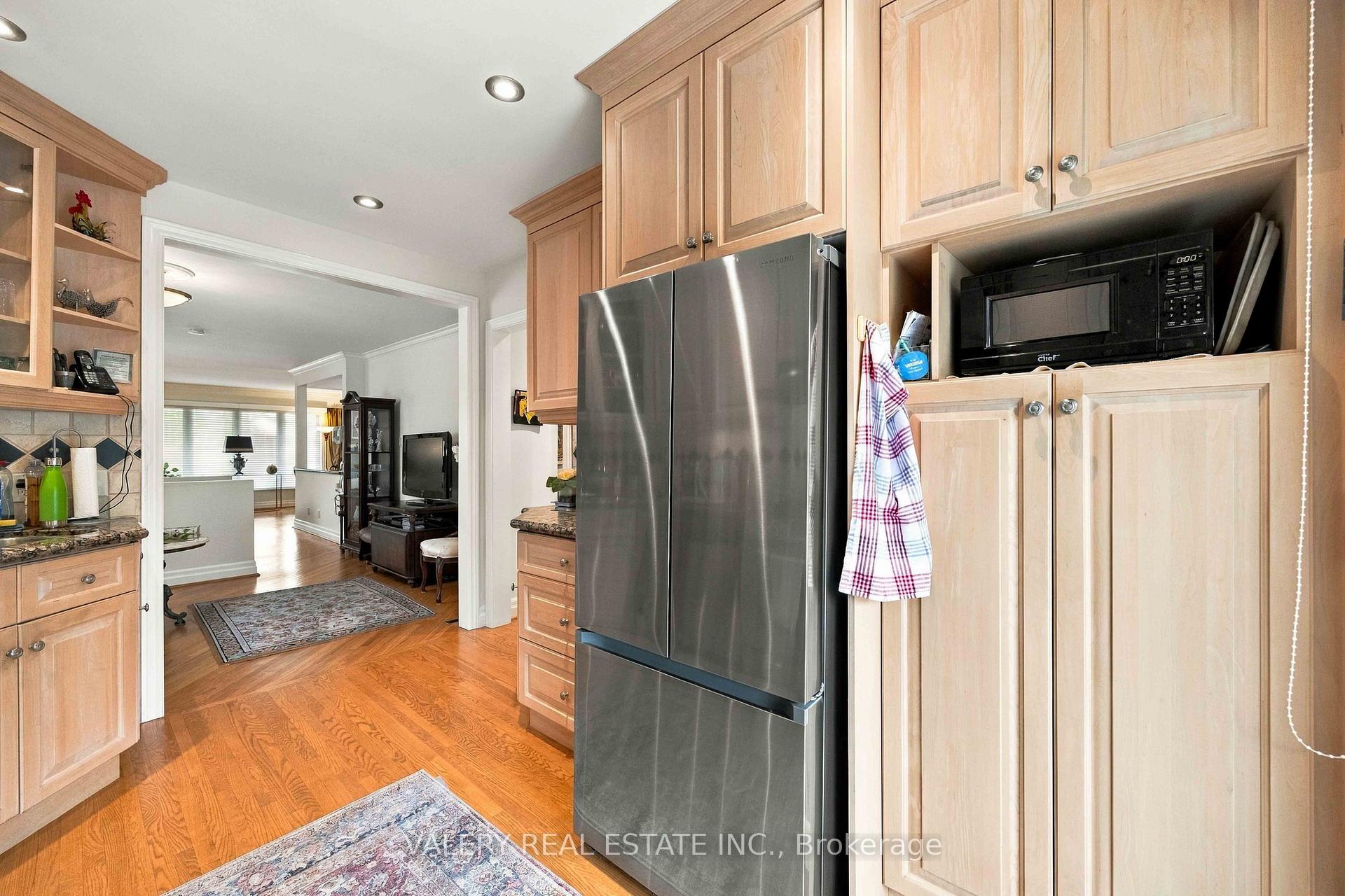 Photo 14 of 305 Renforth Drive, Etobicoke, Etobicoke West Mall — HOMEH