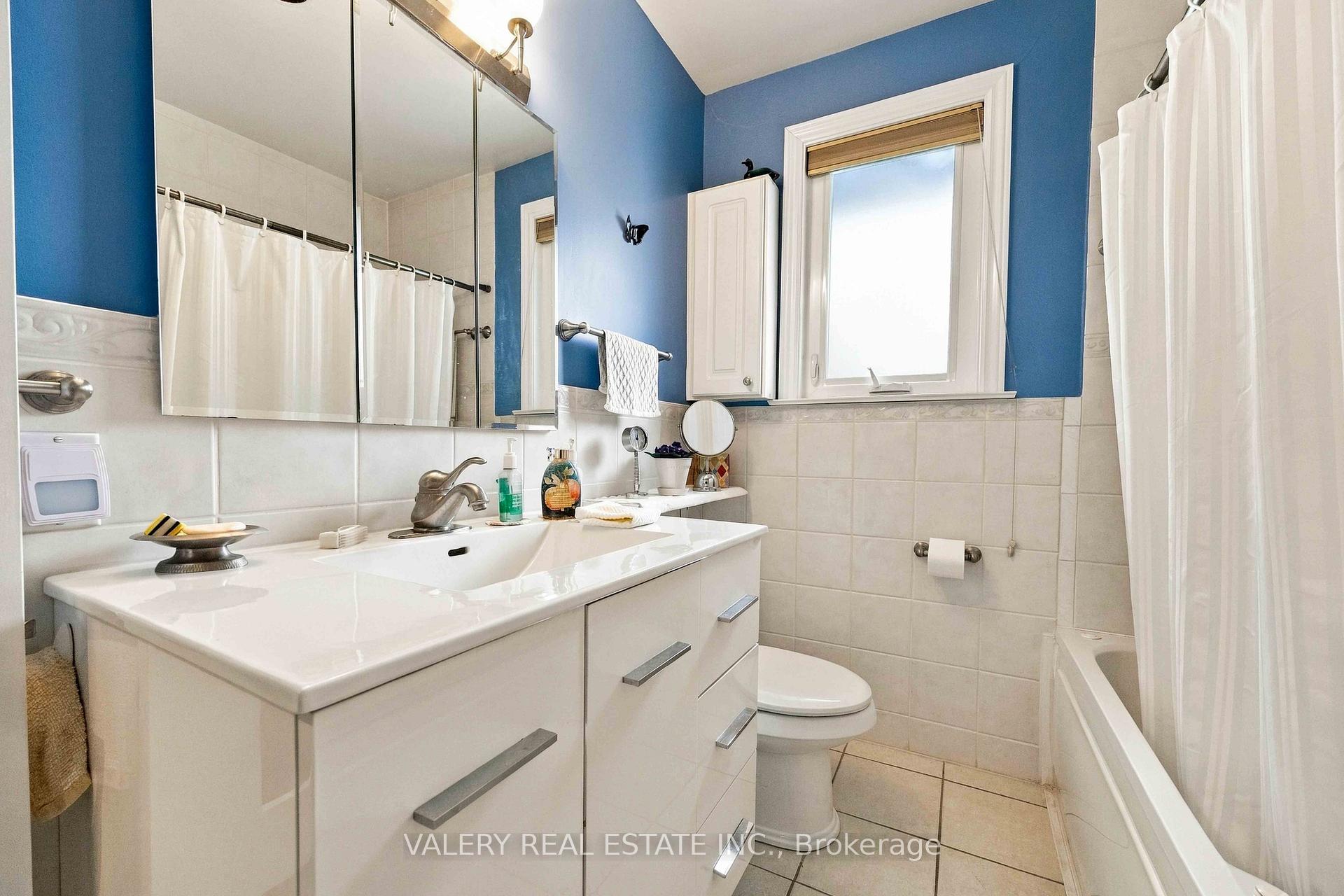 Photo 16 of 305 Renforth Drive, Etobicoke, Etobicoke West Mall — HOMEH
