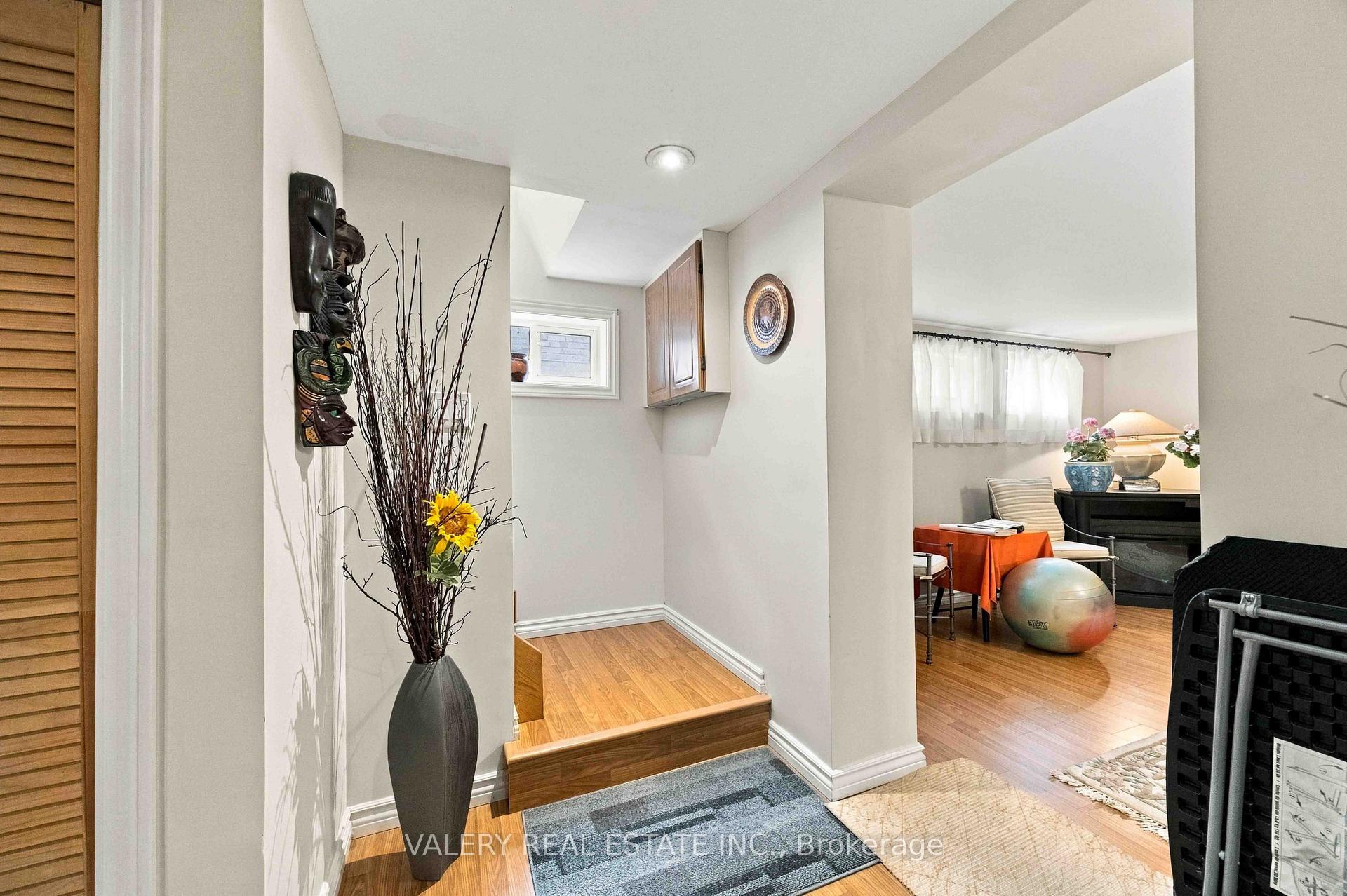 Photo 19 of 305 Renforth Drive, Etobicoke, Etobicoke West Mall — HOMEH