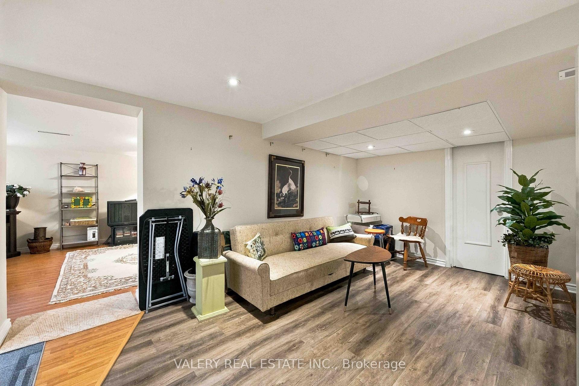 Photo 20 of 305 Renforth Drive, Etobicoke, Etobicoke West Mall — HOMEH