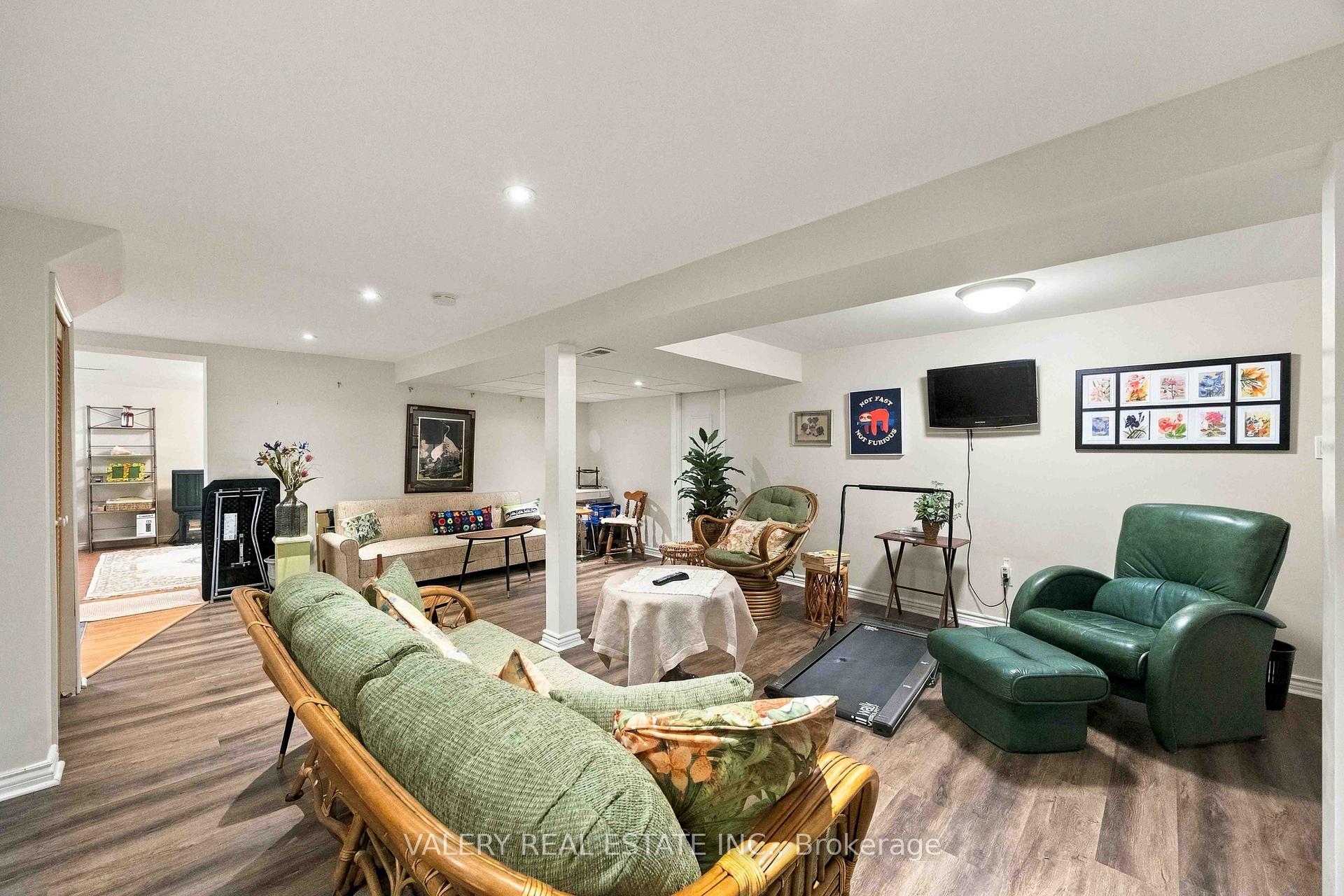 Photo 21 of 305 Renforth Drive, Etobicoke, Etobicoke West Mall — HOMEH