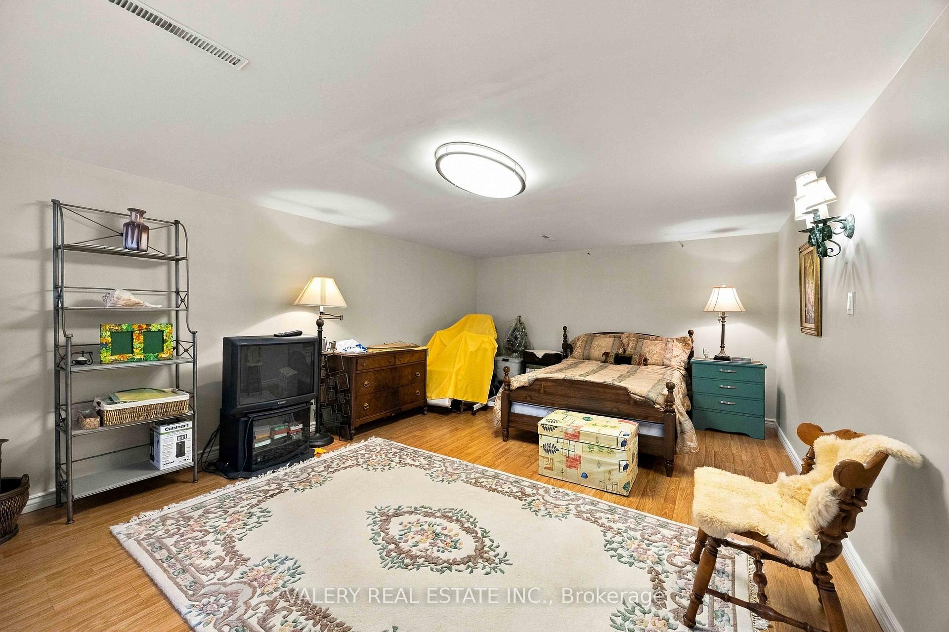 Photo 22 of 305 Renforth Drive, Etobicoke, Etobicoke West Mall — HOMEH