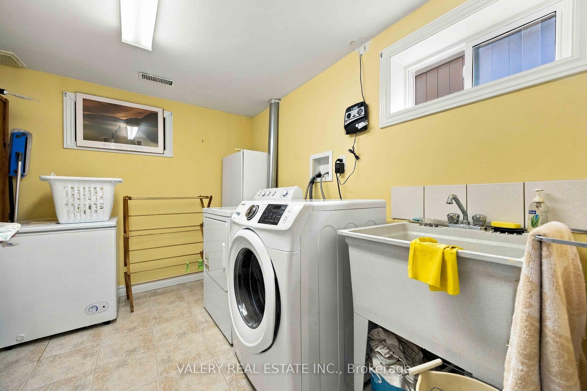Photo 23 of 305 Renforth Drive, Etobicoke, Etobicoke West Mall — HOMEH