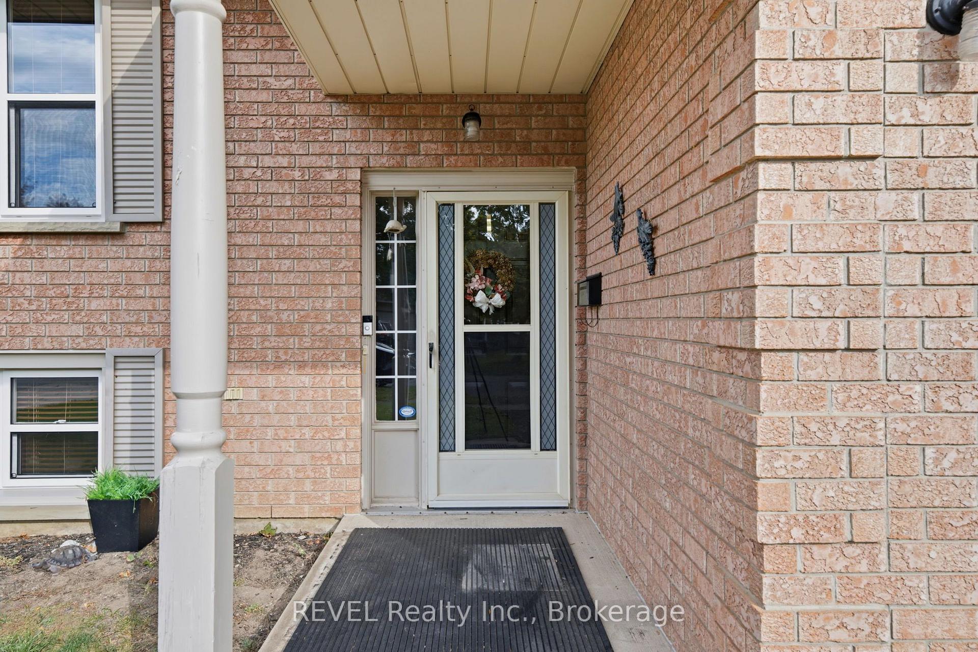 Photo 4 of 10 Michelle Drive, St. Catharines, Grapeview — HOMEH