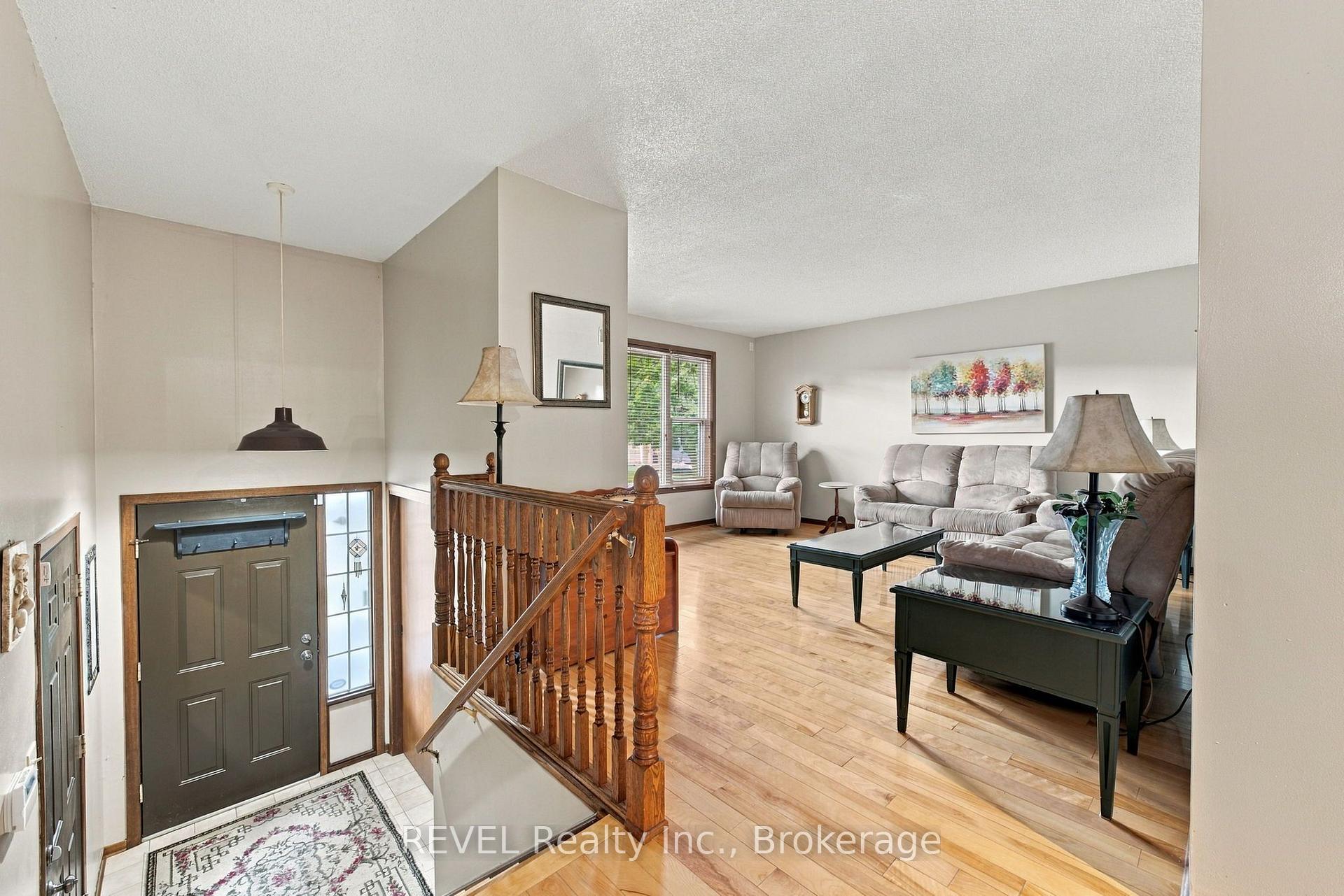 Photo 7 of 10 Michelle Drive, St. Catharines, Grapeview — HOMEH